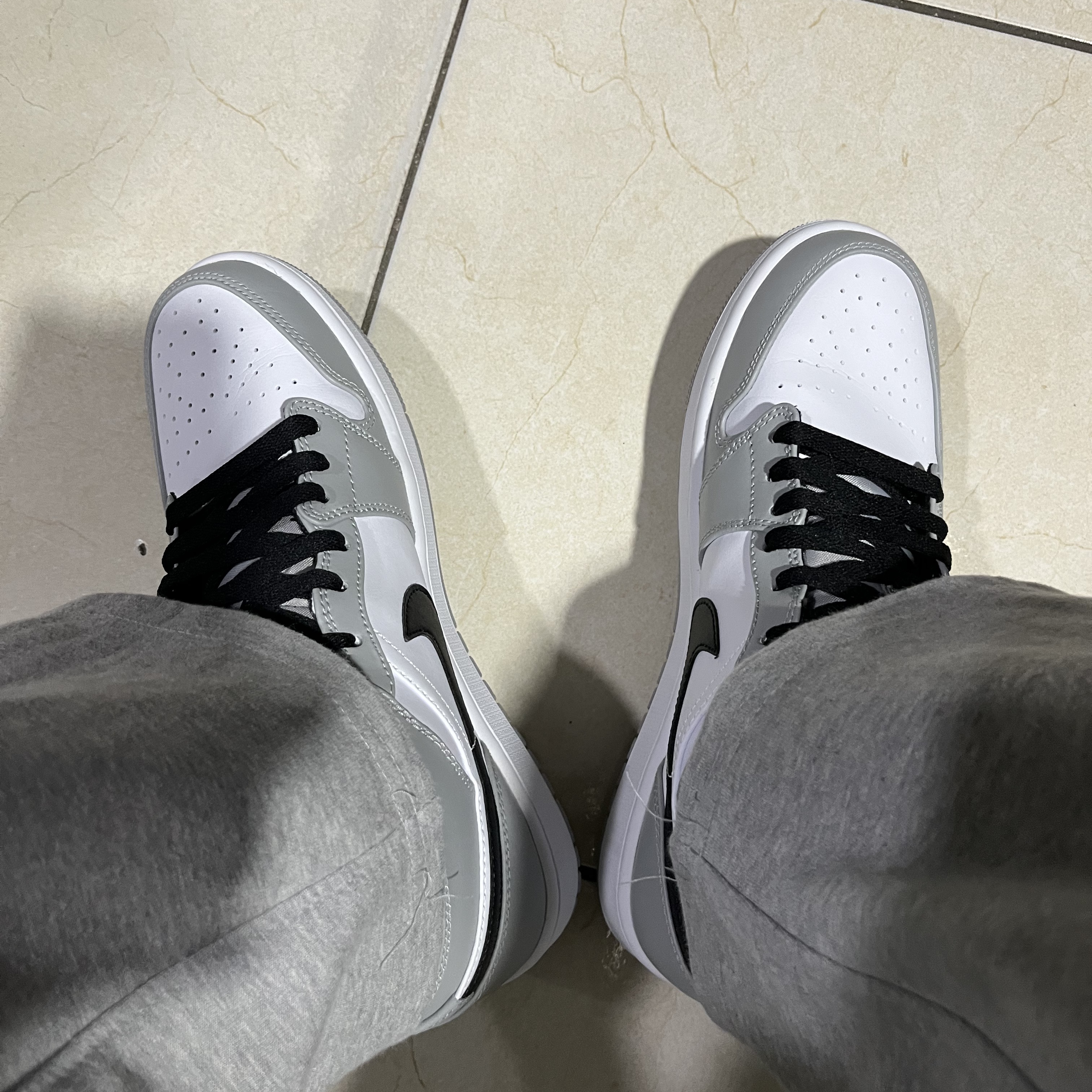 Jordan 1 Mid Light Smoke Grey 착용 스타일