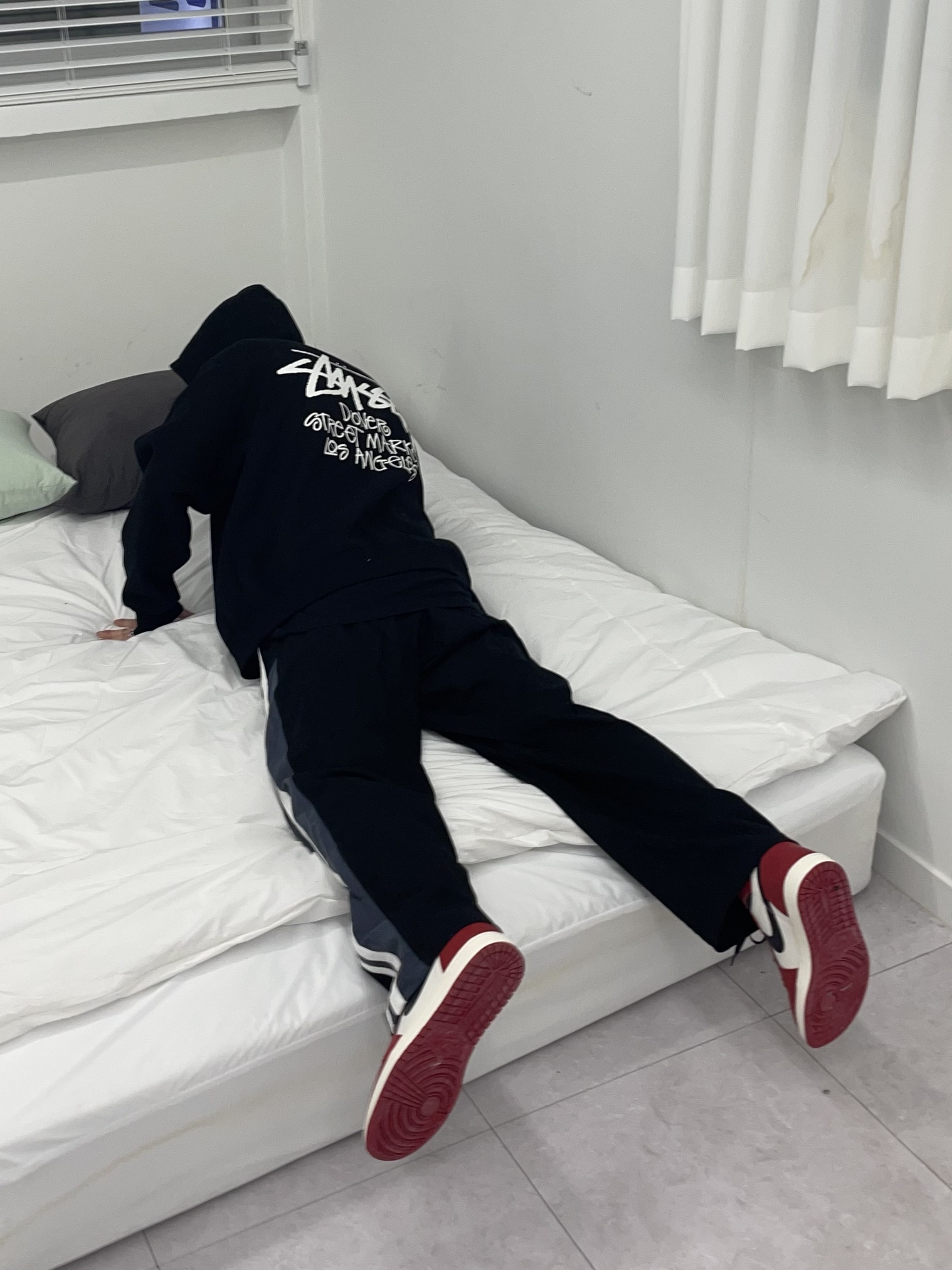 Jordan 1 Retro High OG Chicago 2022, Stussy Stock DSM Los Angeles Hoodie Black 2021 착용 스타일