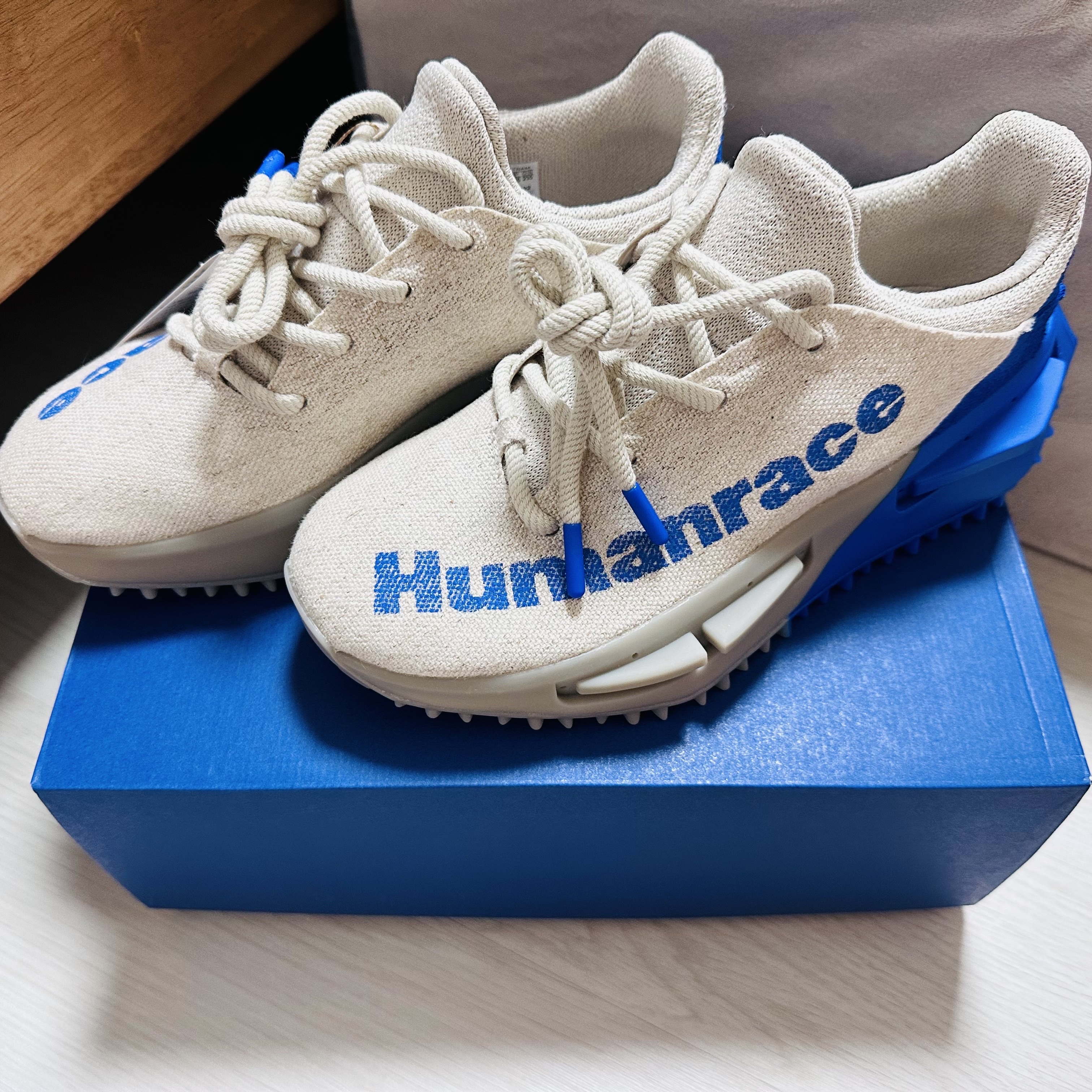 Adidas x Pharrell Williams Humanrace NMD S1 Mahbs Light Brown Bold Blue 착용 스타일