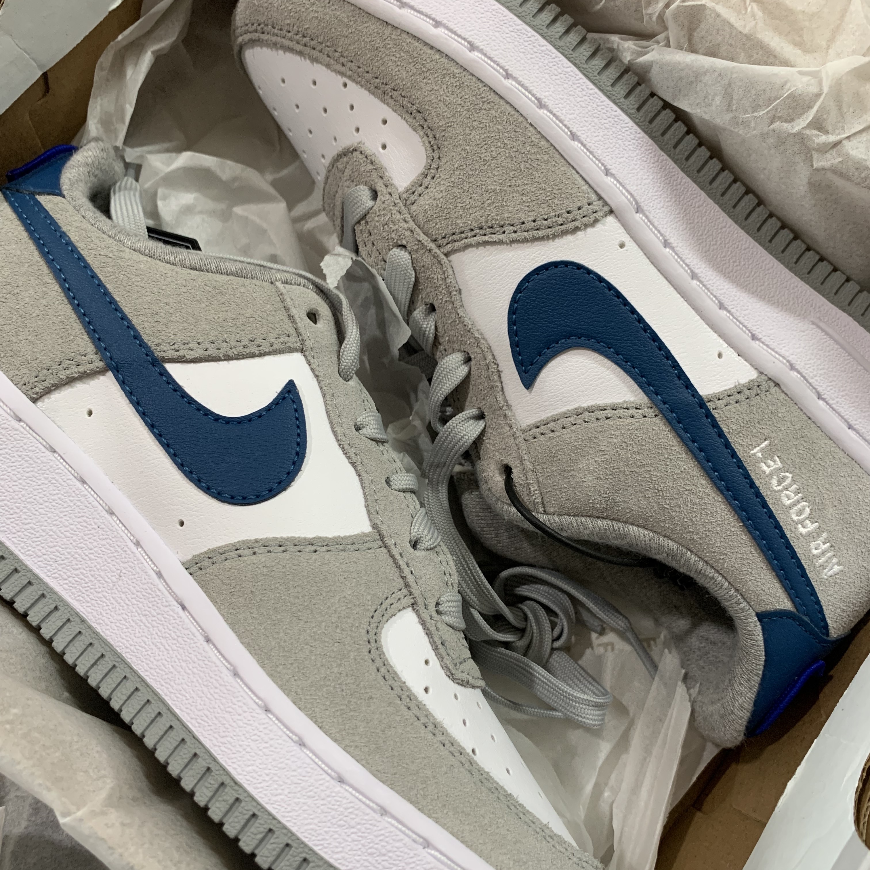 (GS) Nike Air Force 1 LV8 Athletic Club Light Smoke Grey Marina 착용 스타일 - 2