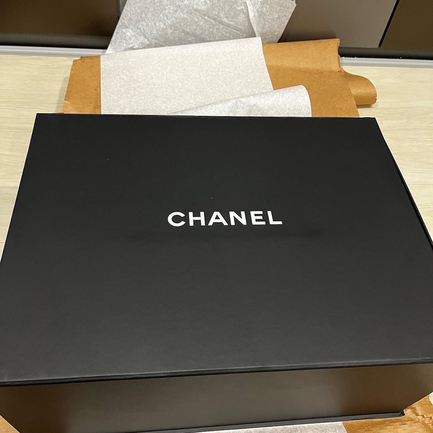 Chanel 22 Medium Handbag Shiny Calfskin & Gold Black 착용 스타일 - 1