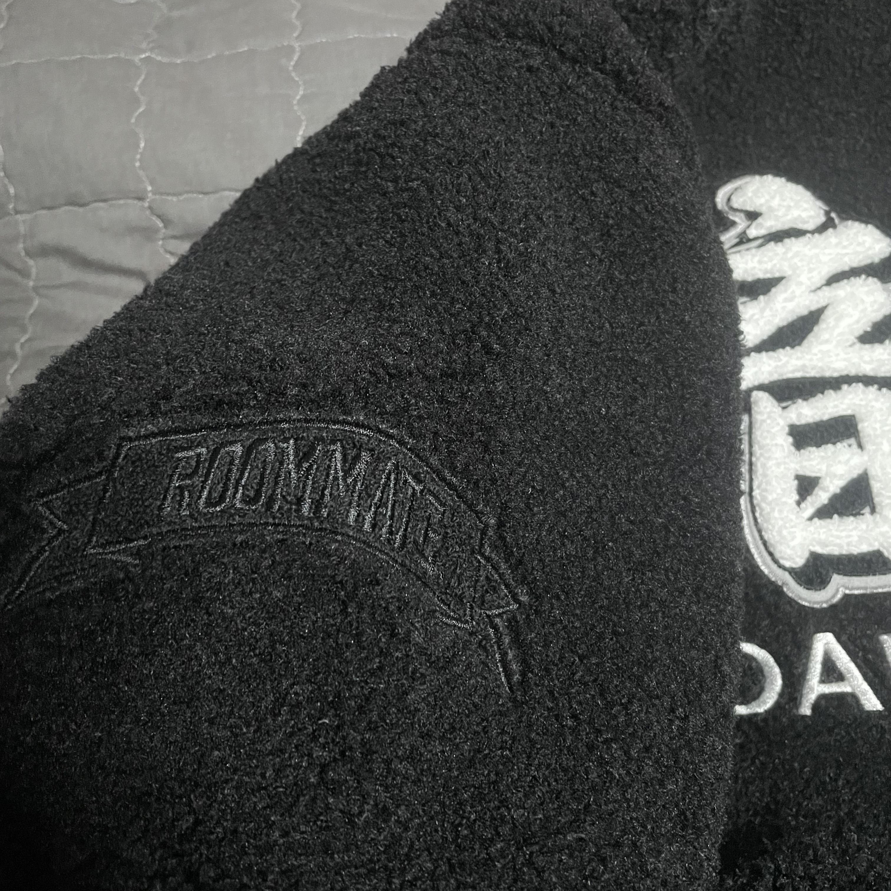 Darkr8m Studio Varsity Logo Sherpa Quarter Zip Up Top Black 착용 스타일 - 2