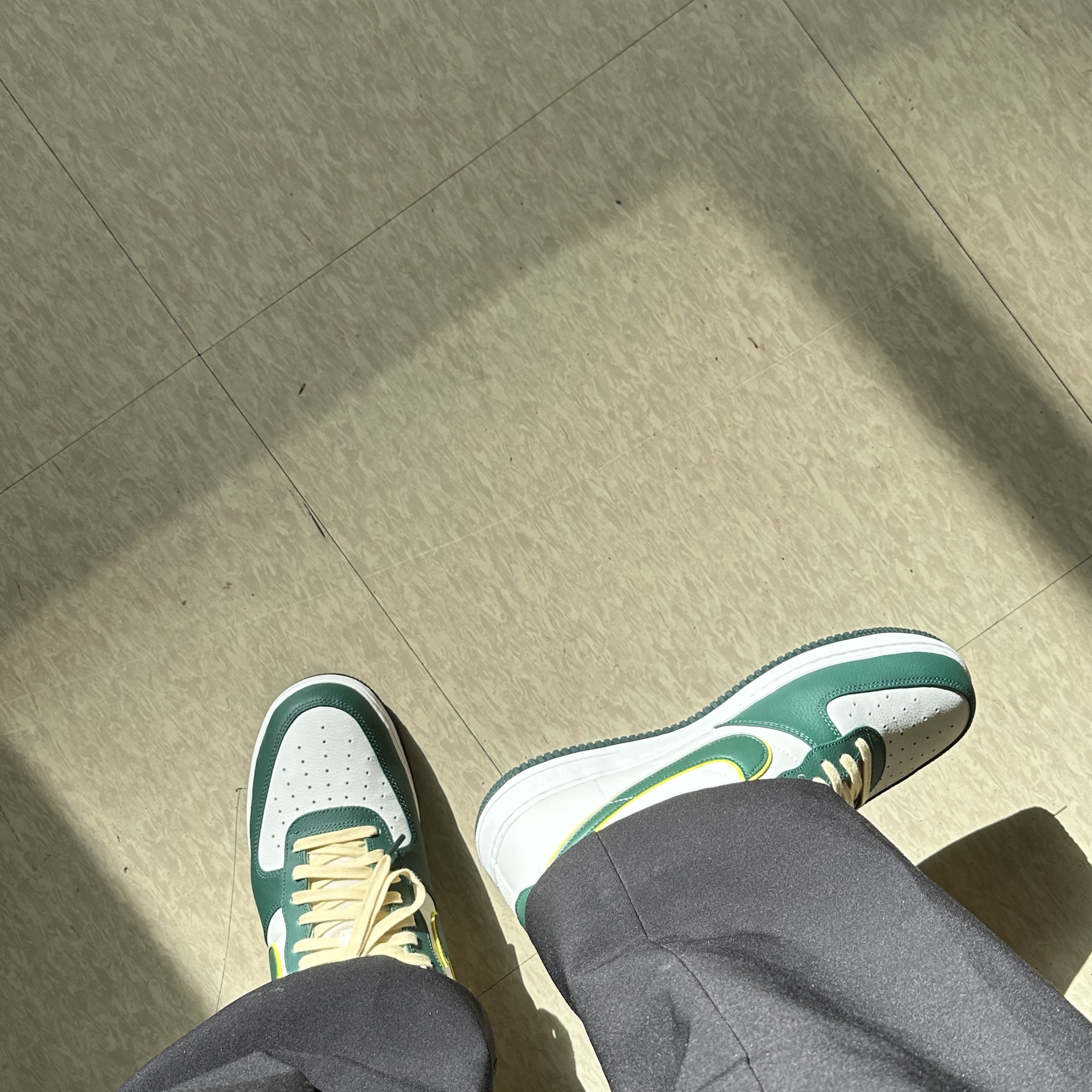 Nike Air Force 1 '07 LV8 Sail Noble Green 착용 스타일
