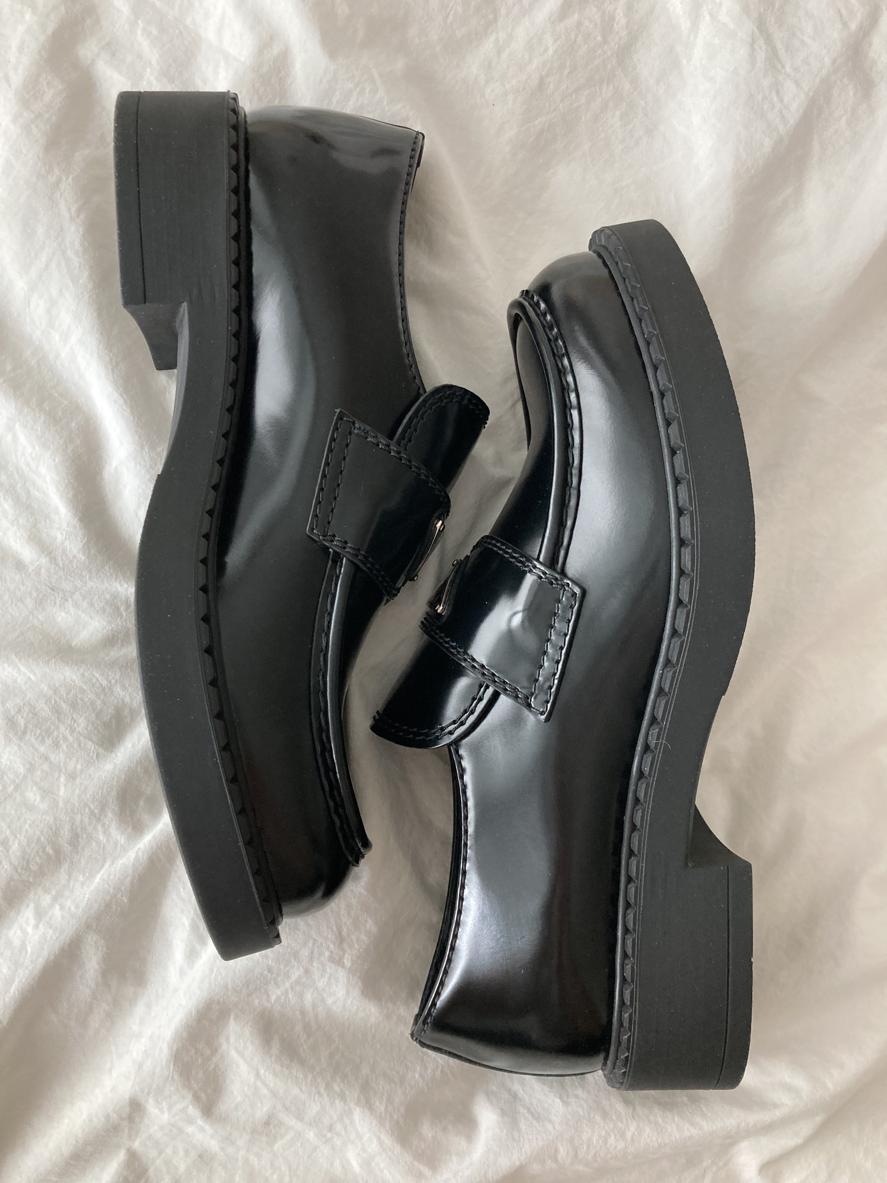 Prada Chocolate Brushed Leather Loafers Black 착용 스타일 - 3