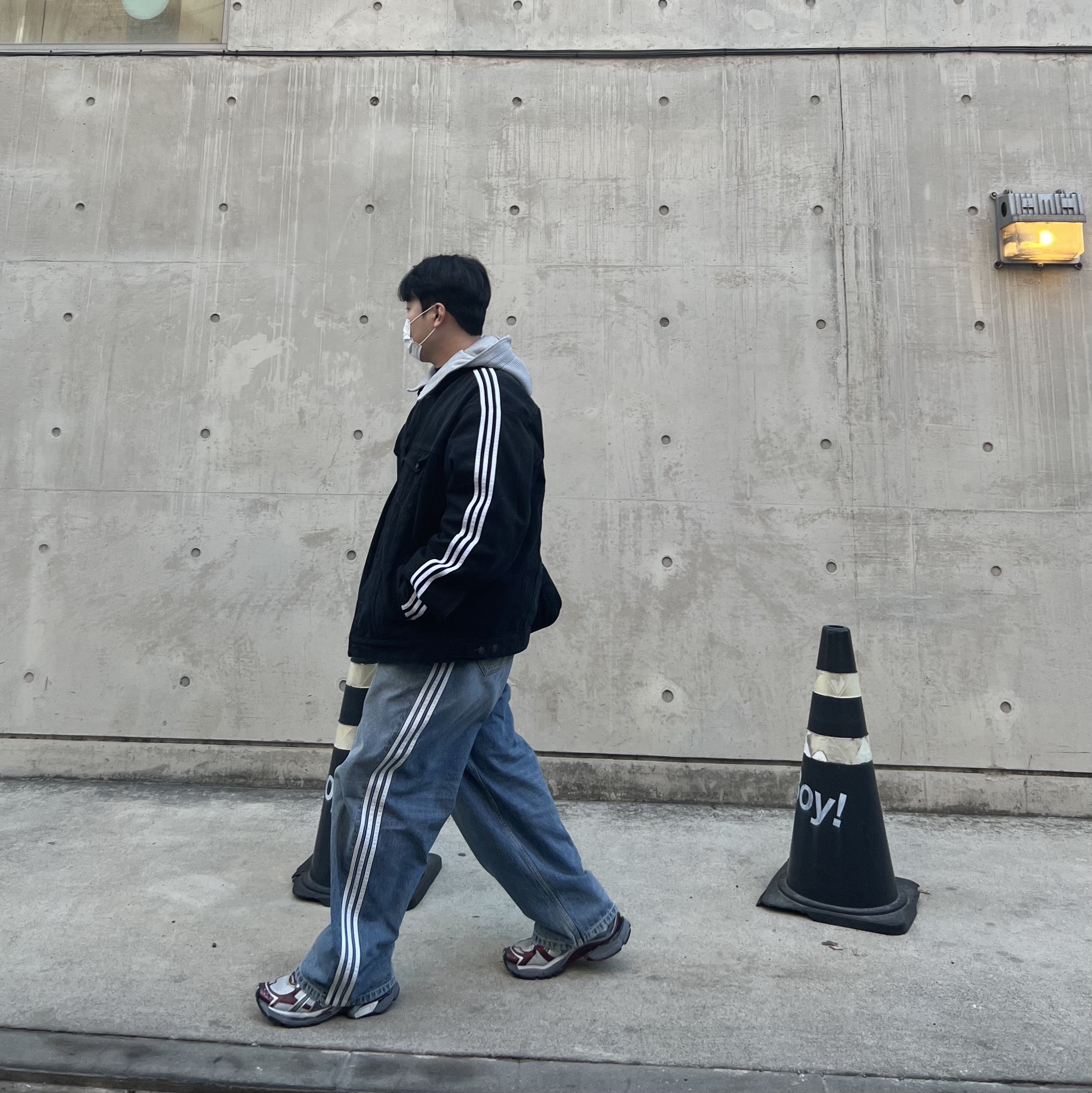 Balenciaga x Adidas Large Baggy Trousers Blue, Balenciaga Runner Sneakers Grey Burgundy 착용 스타일