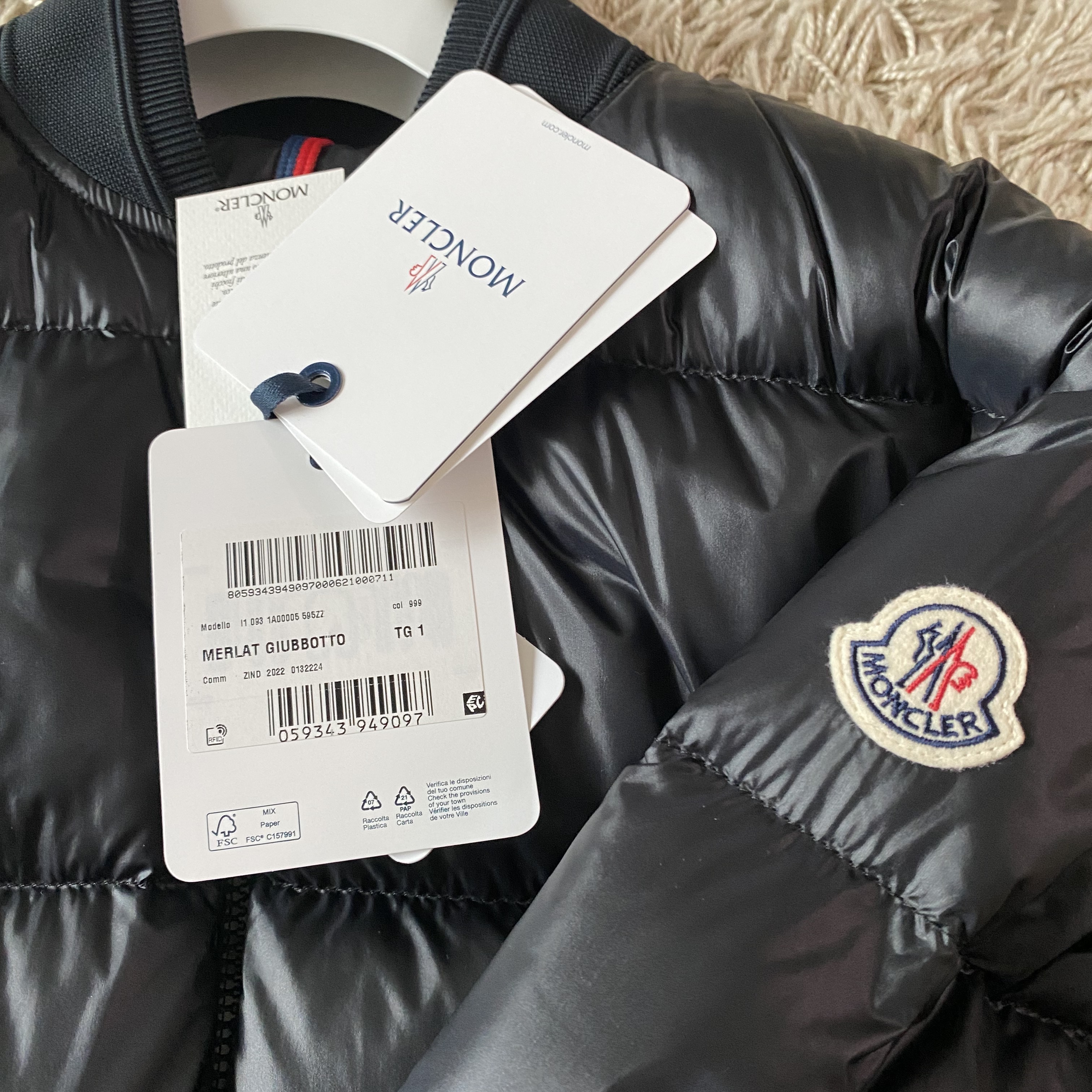 Moncler Merlat Short Down Jacket Black - 23SS 착용 스타일 - 2