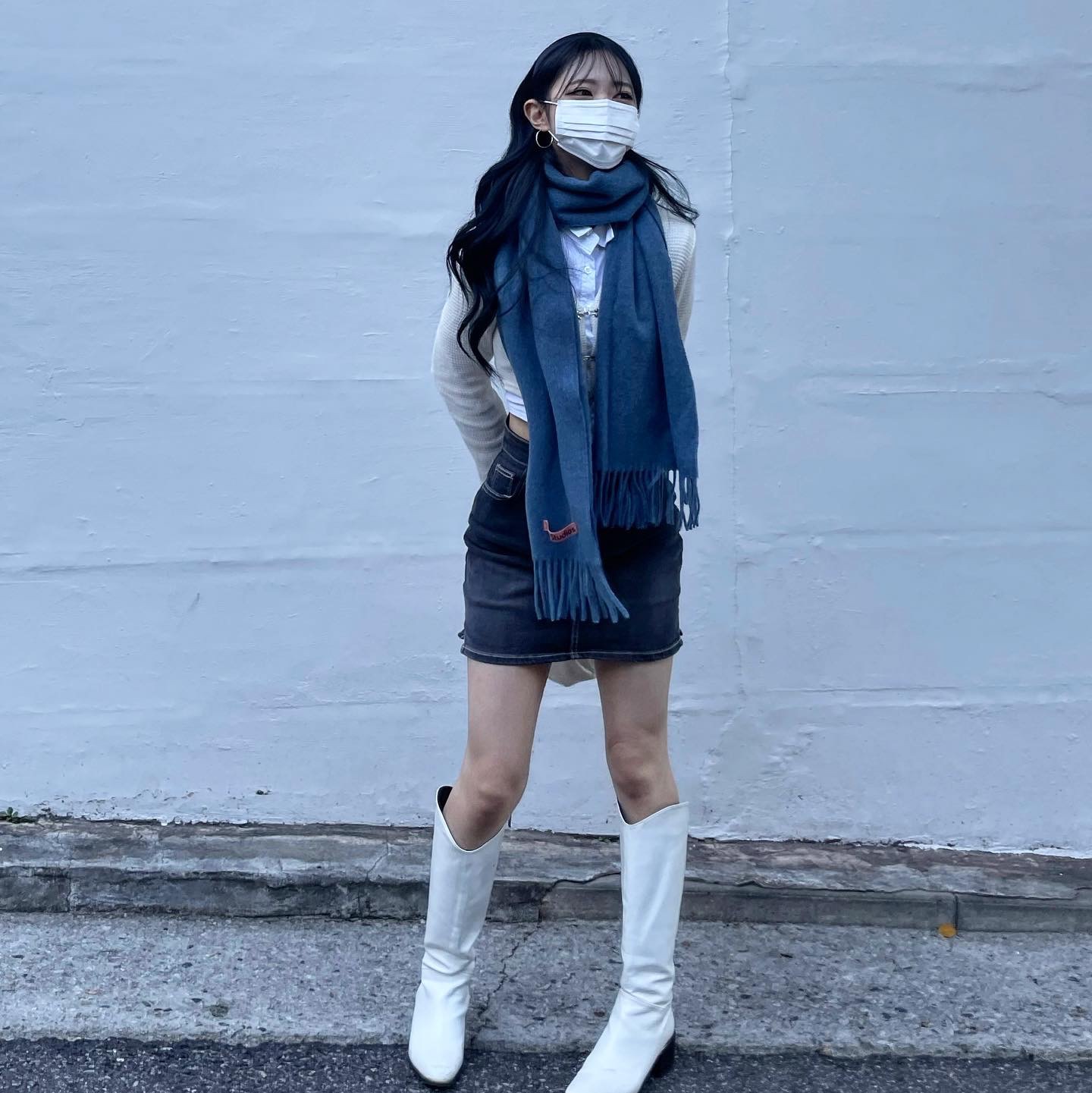 Acne Studios Narrow Wool Fringe Muffler Ocean Blue Melange 착용 스타일