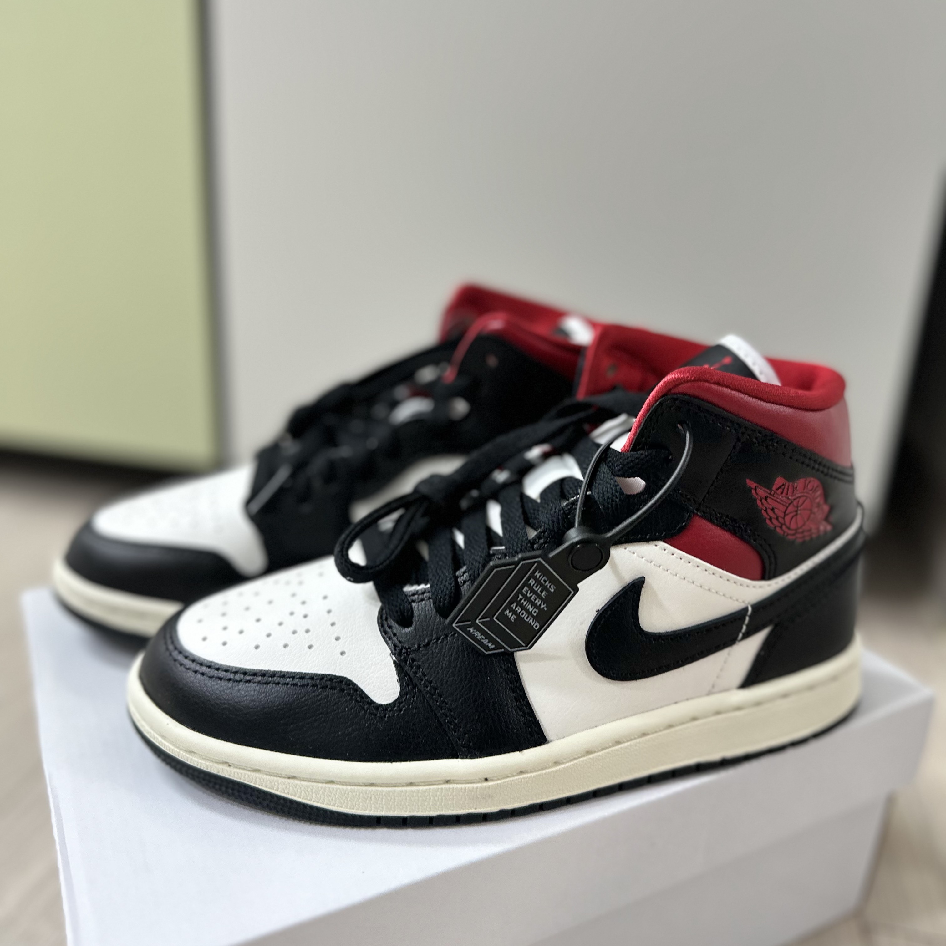 (W) Jordan 1 Mid Black Gym Red 착용 스타일