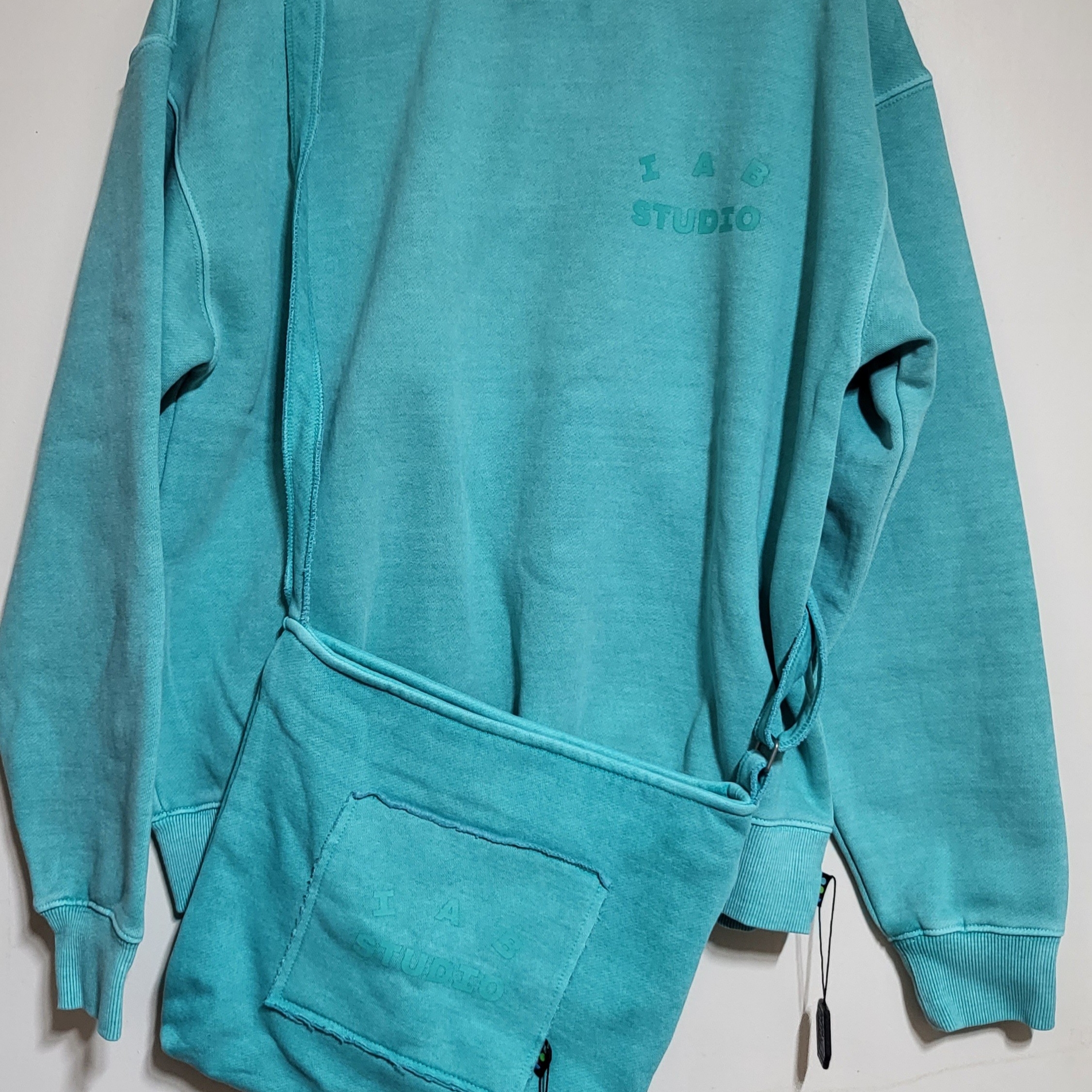 IAB Studio Pigment Sweatshirt & Mini Bag Jade 착용 스타일