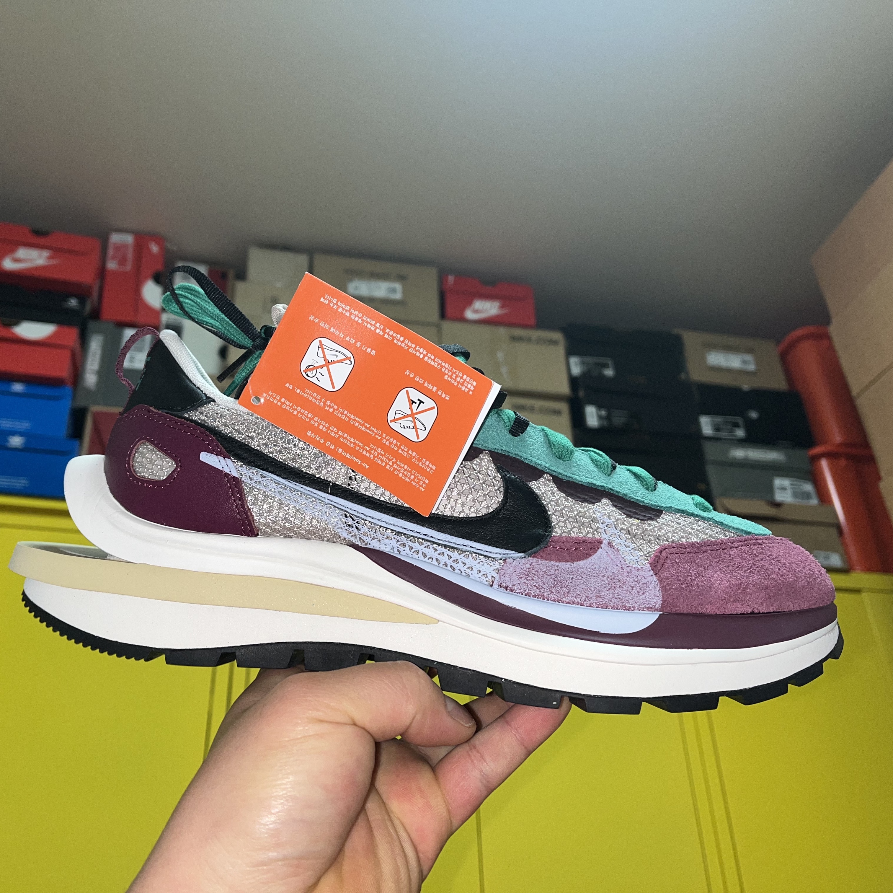 Nike x Sacai VaporWaffle String & Black Villain Red 착용 스타일 - 2
