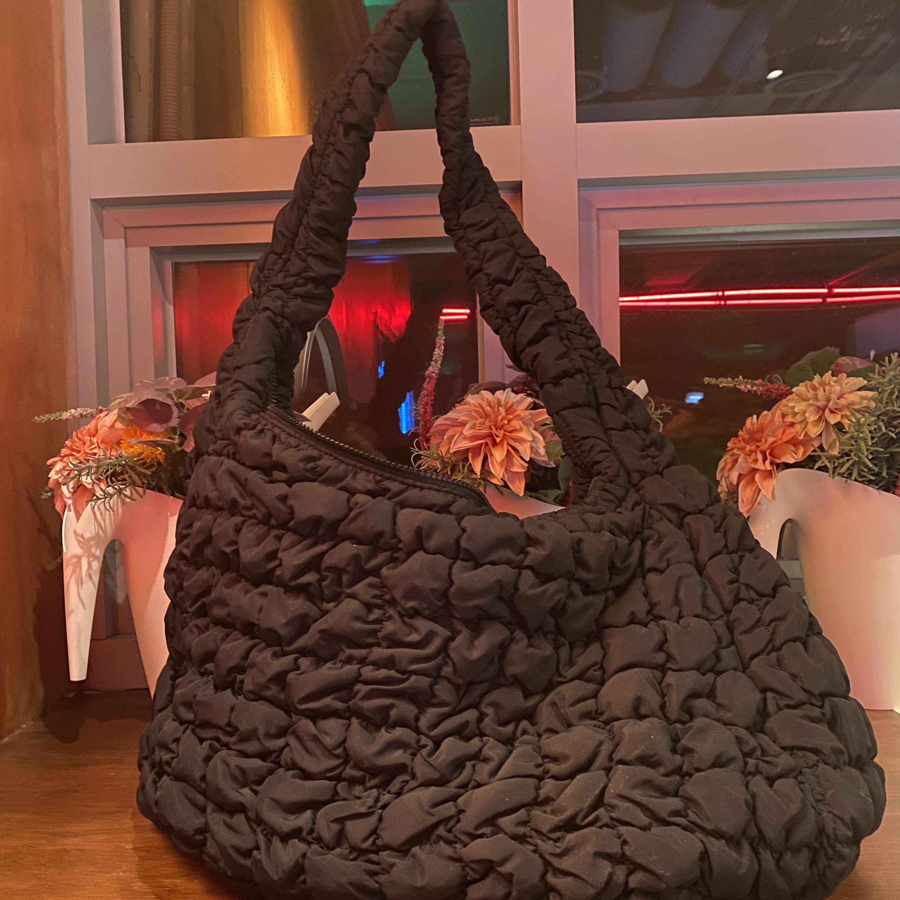COS Quilted Oversized Shoulder Bag Black 착용 스타일