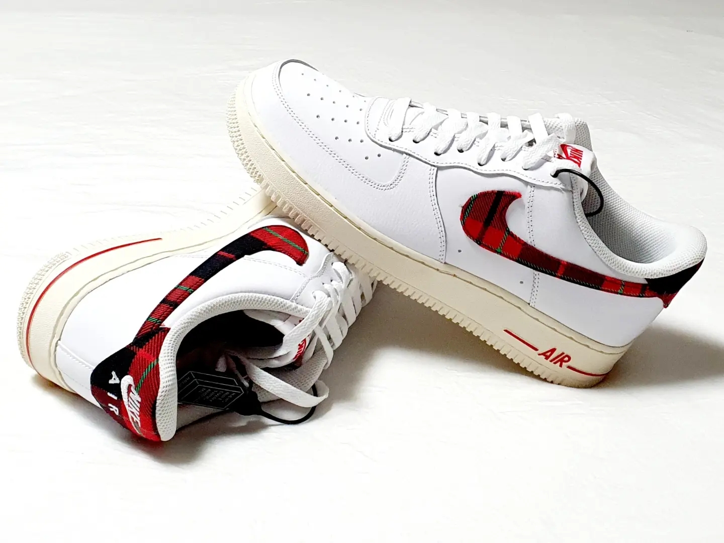 Nike Air Force 1 Low University Red Stadium Green 착용 스타일 - 1