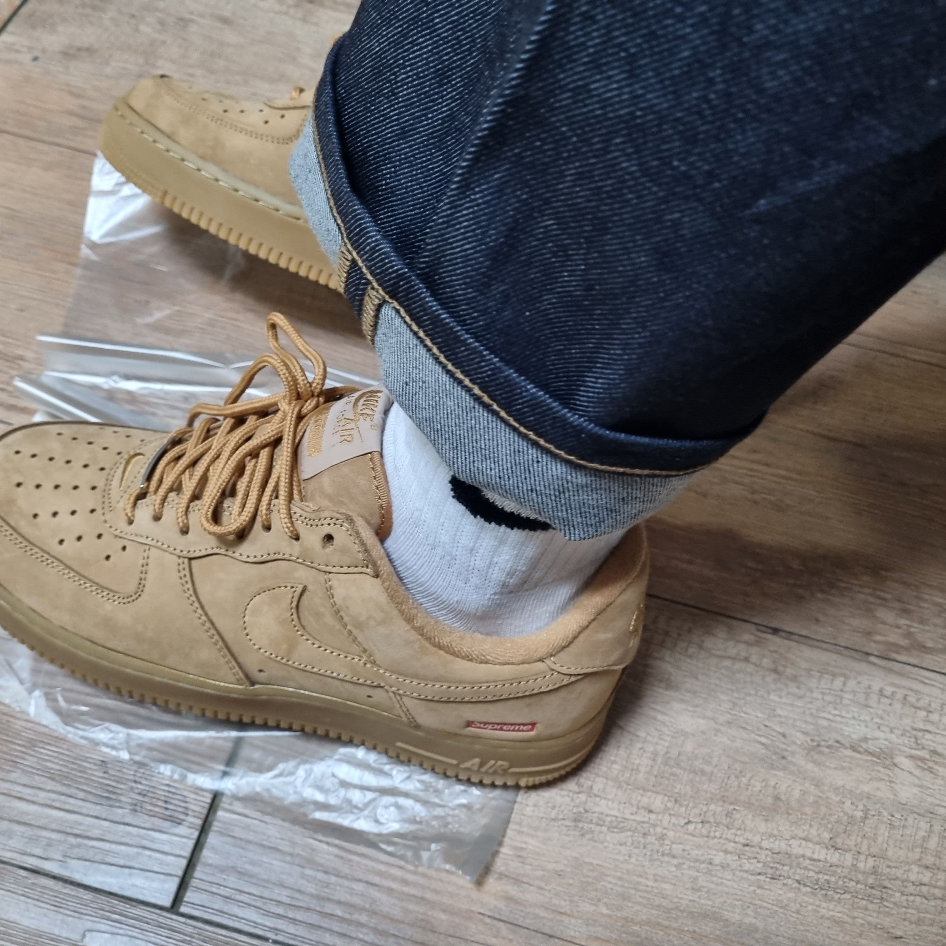 Nike x Supreme Air Force 1 Low Flax 착용 스타일 - 1