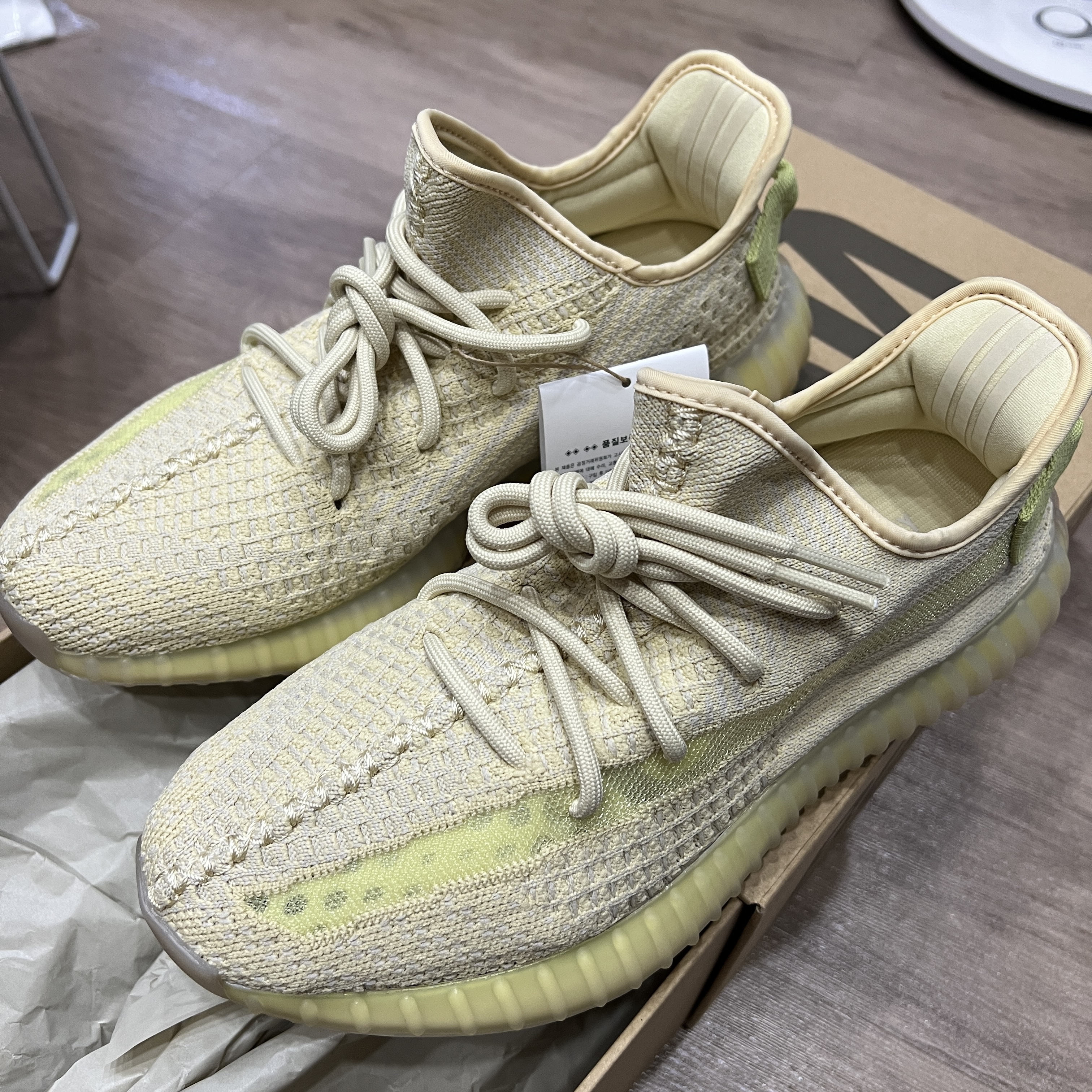 Adidas Yeezy Boost 350 V2 Flax 2022 착용 스타일