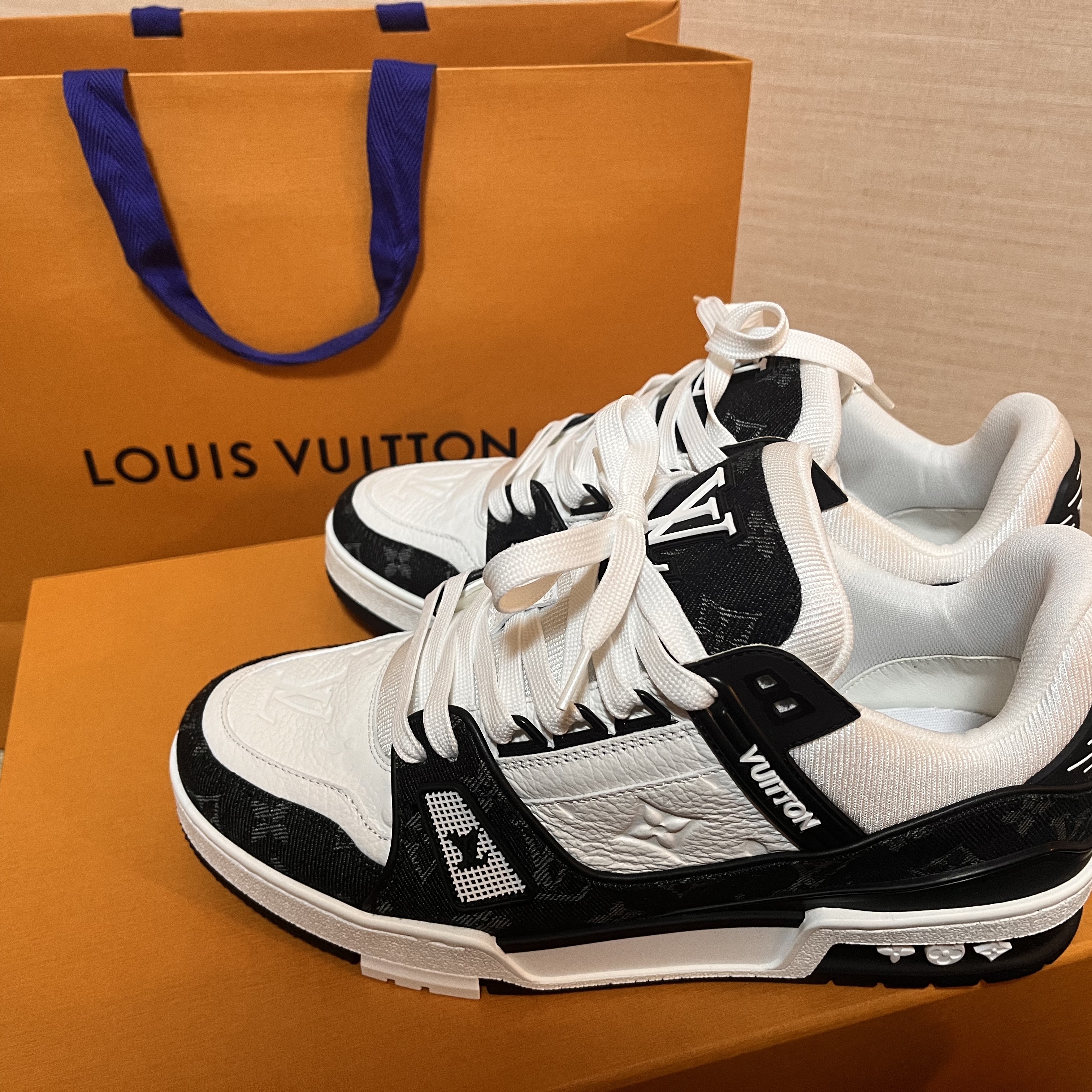 Louis Vuitton LV Trainer Sneakers Monogram Denim Black 착용 스타일 - 1