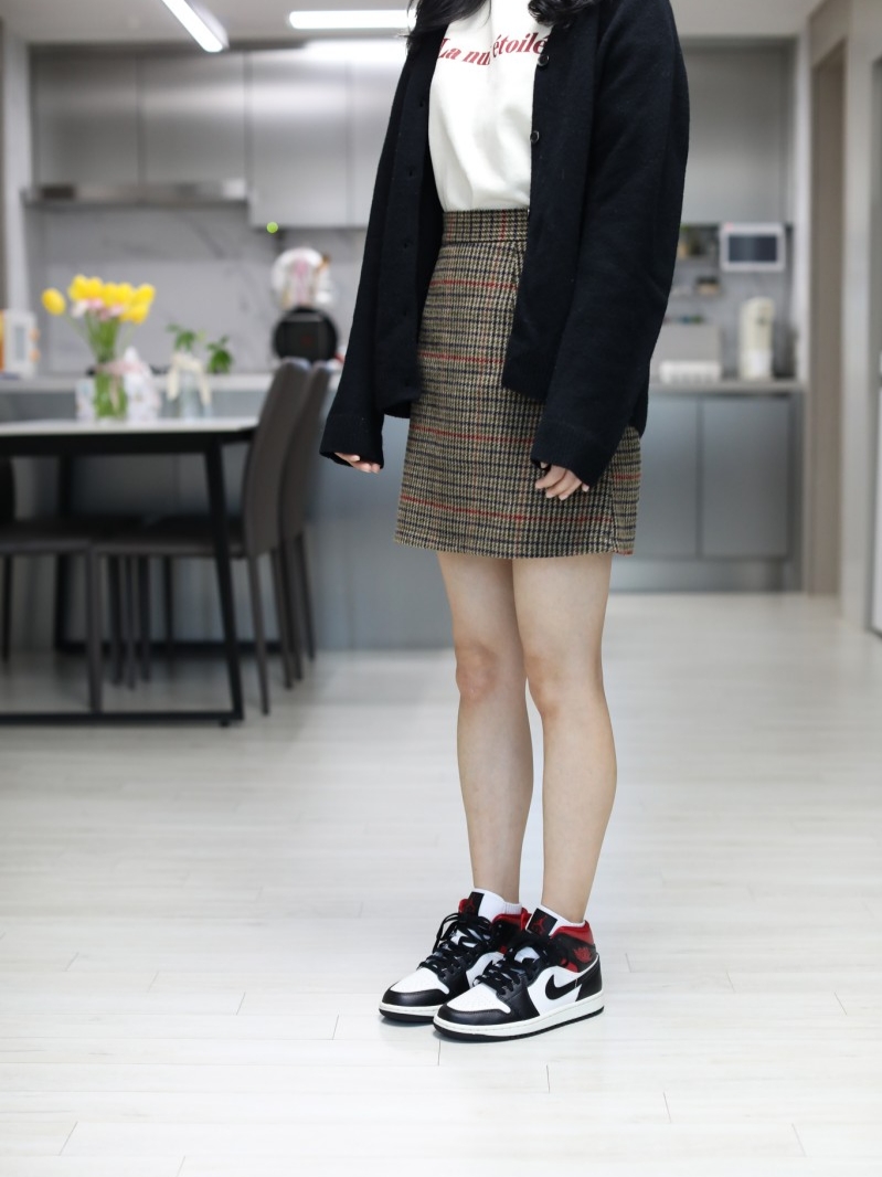 (W) Jordan 1 Mid Black Gym Red 착용 스타일 - 1