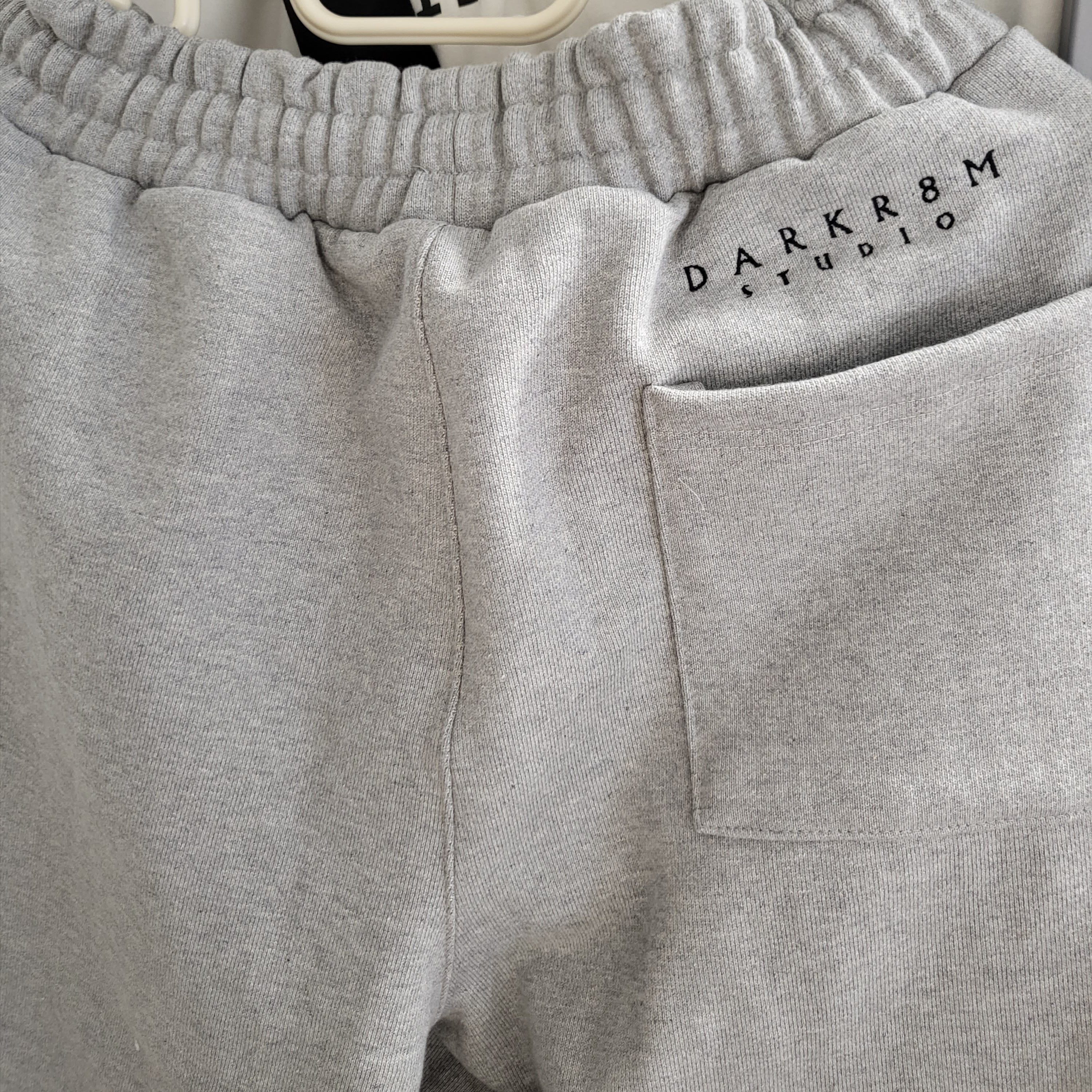 Darkr8m Studio Basic Logo Heavyweight Sweatpants Gray 착용 스타일 - 3