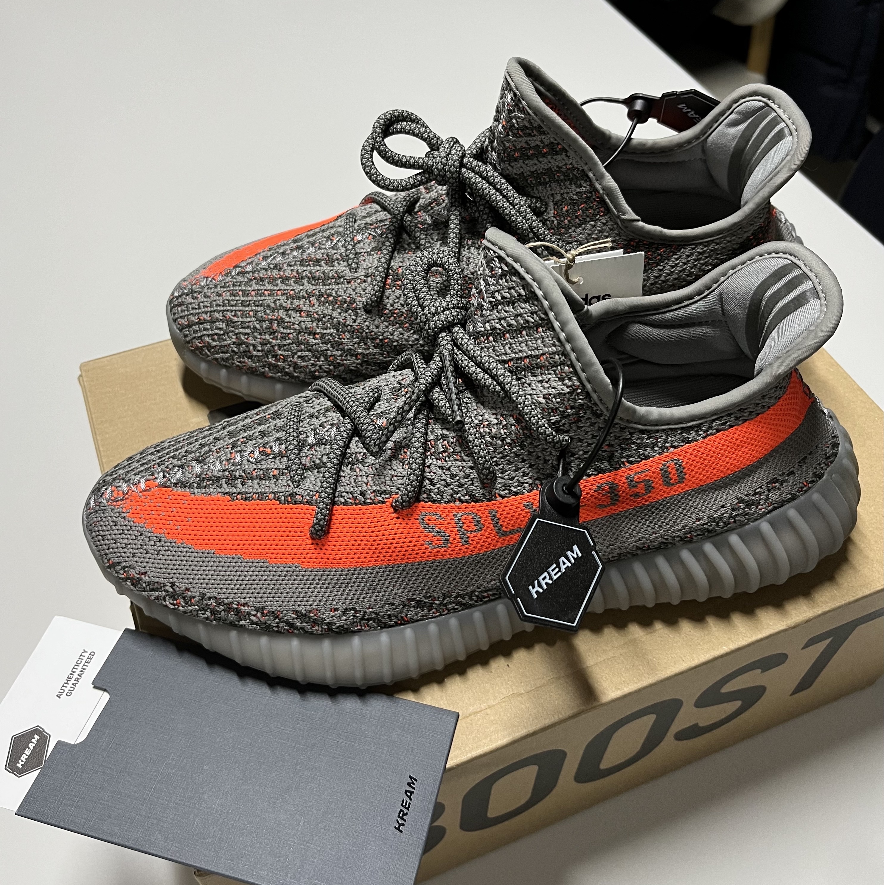 Adidas Yeezy Boost 350 V2 Beluga - Reflective 착용 스타일
