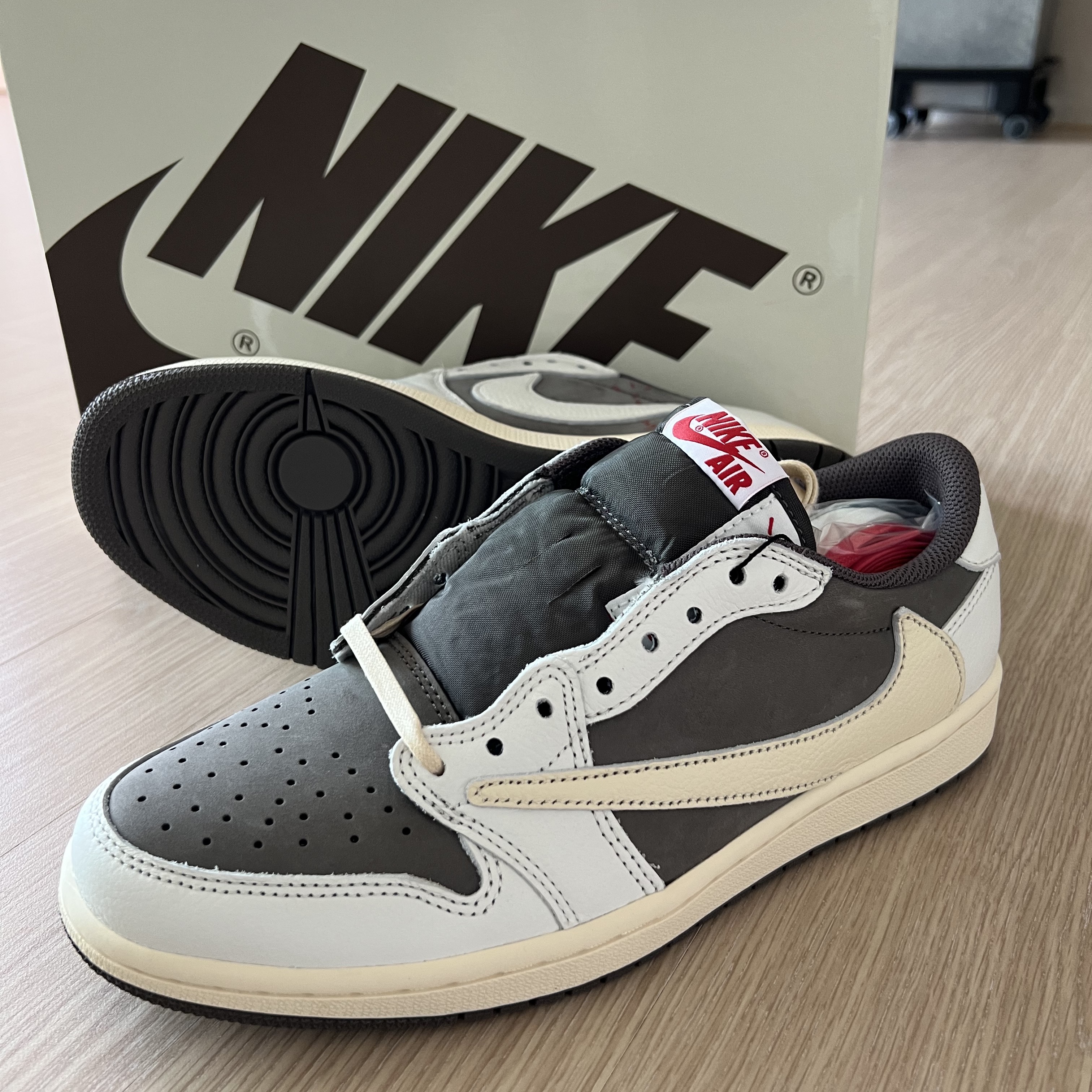 Jordan 1 x Travis Scott Retro Low OG SP Sail and Ridgerock 착용 스타일
