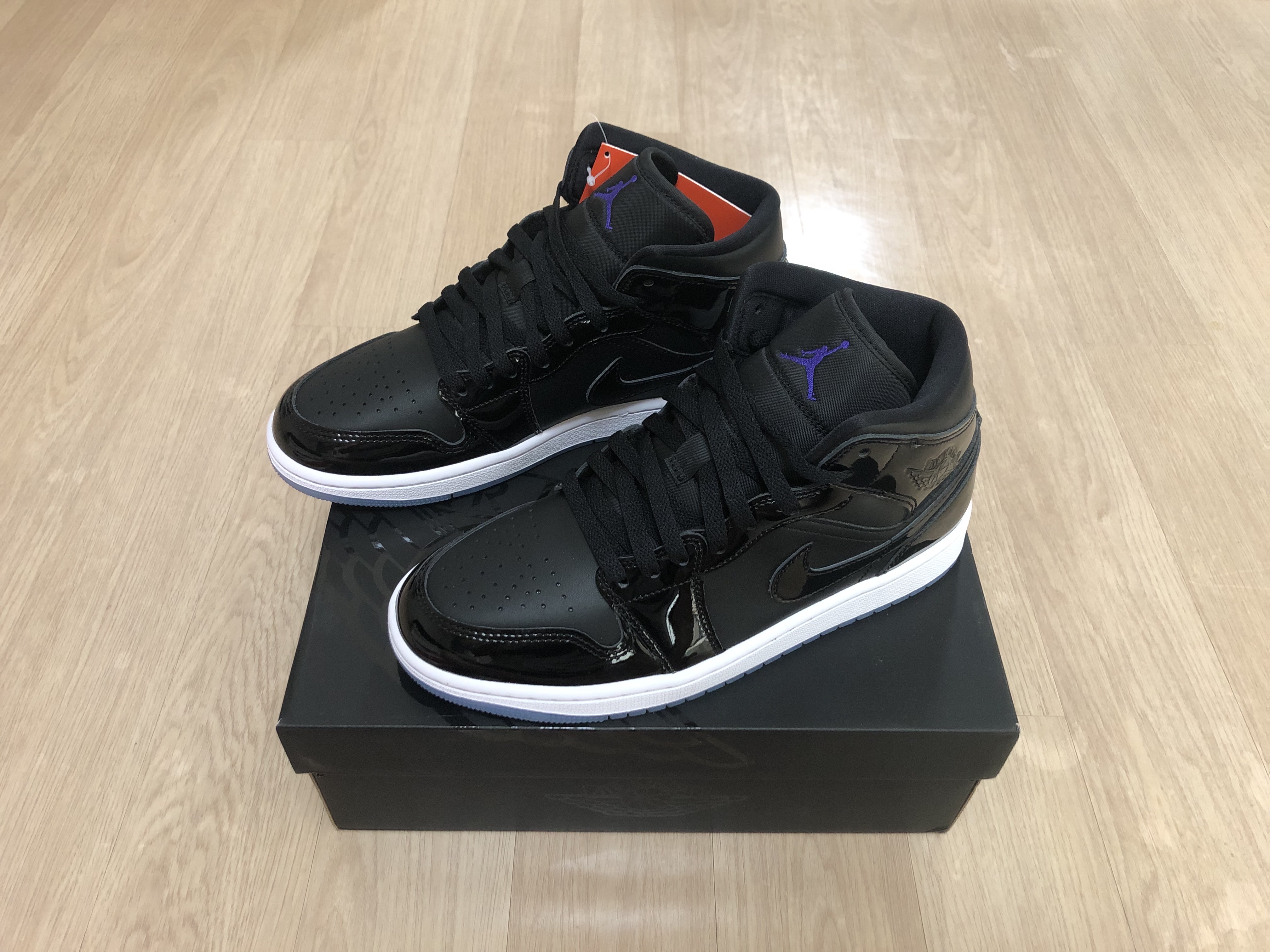Jordan 1 Mid SE Black Dark Concord, (GS) Jordan 1 Mid SE Black Dark Concord 착용 스타일 - 1