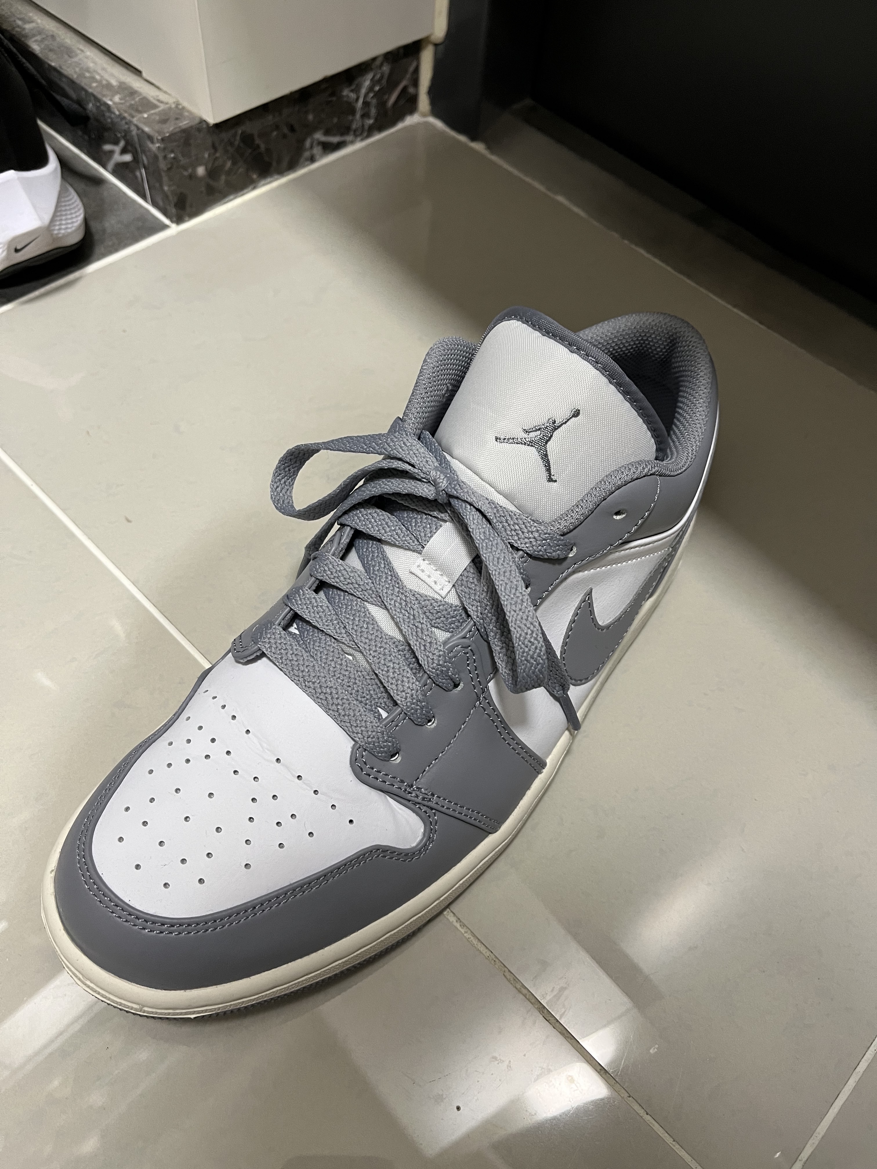 Jordan 1 Low Golf Wolf Grey, Jordan 1 Low Stealth and White 착용 스타일 - 2