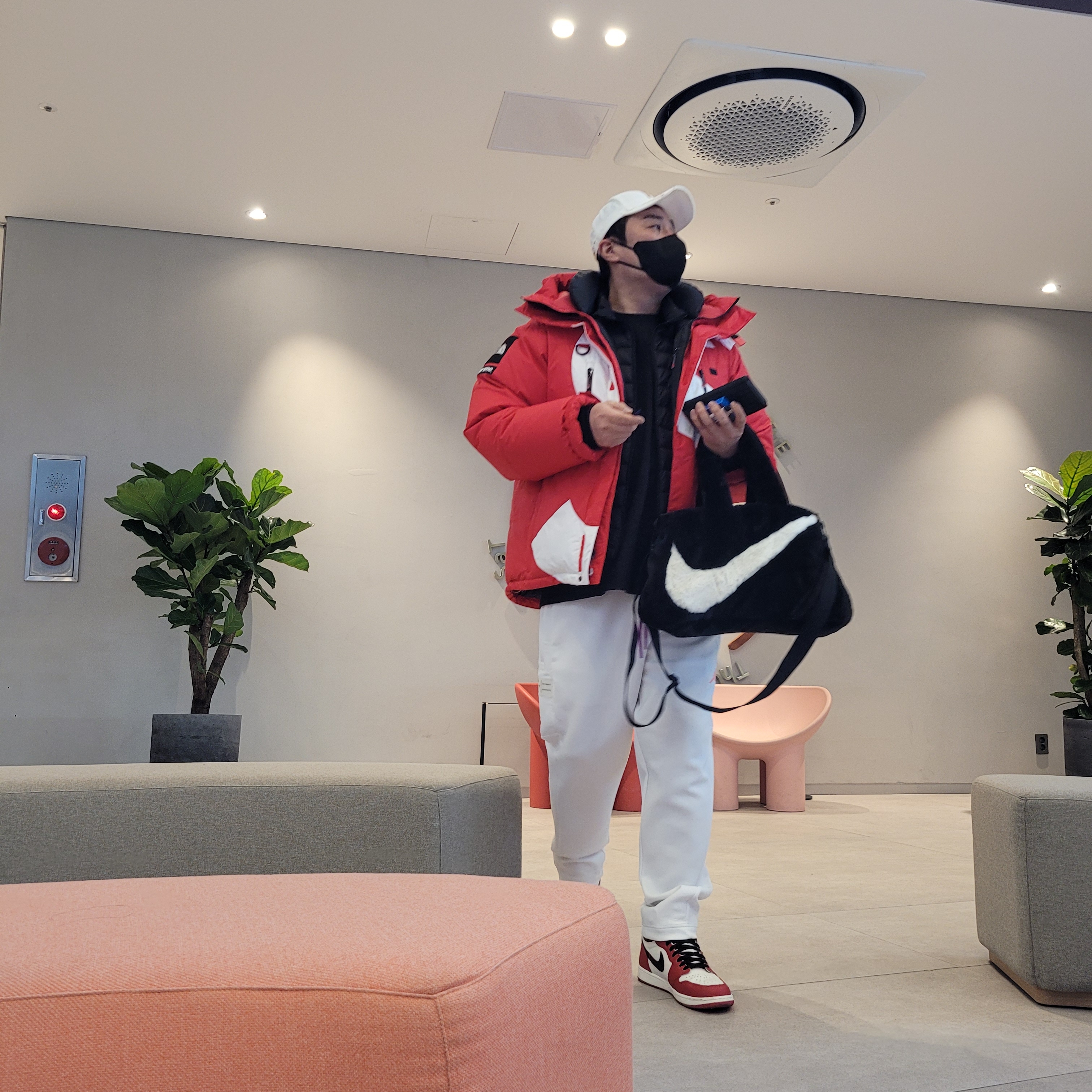Supreme x The North Face S Logo Summit Series Himalayan Parka Red - 20FW, Jordan 1 Retro High OG Chicago 2022 착용 스타일 - 2