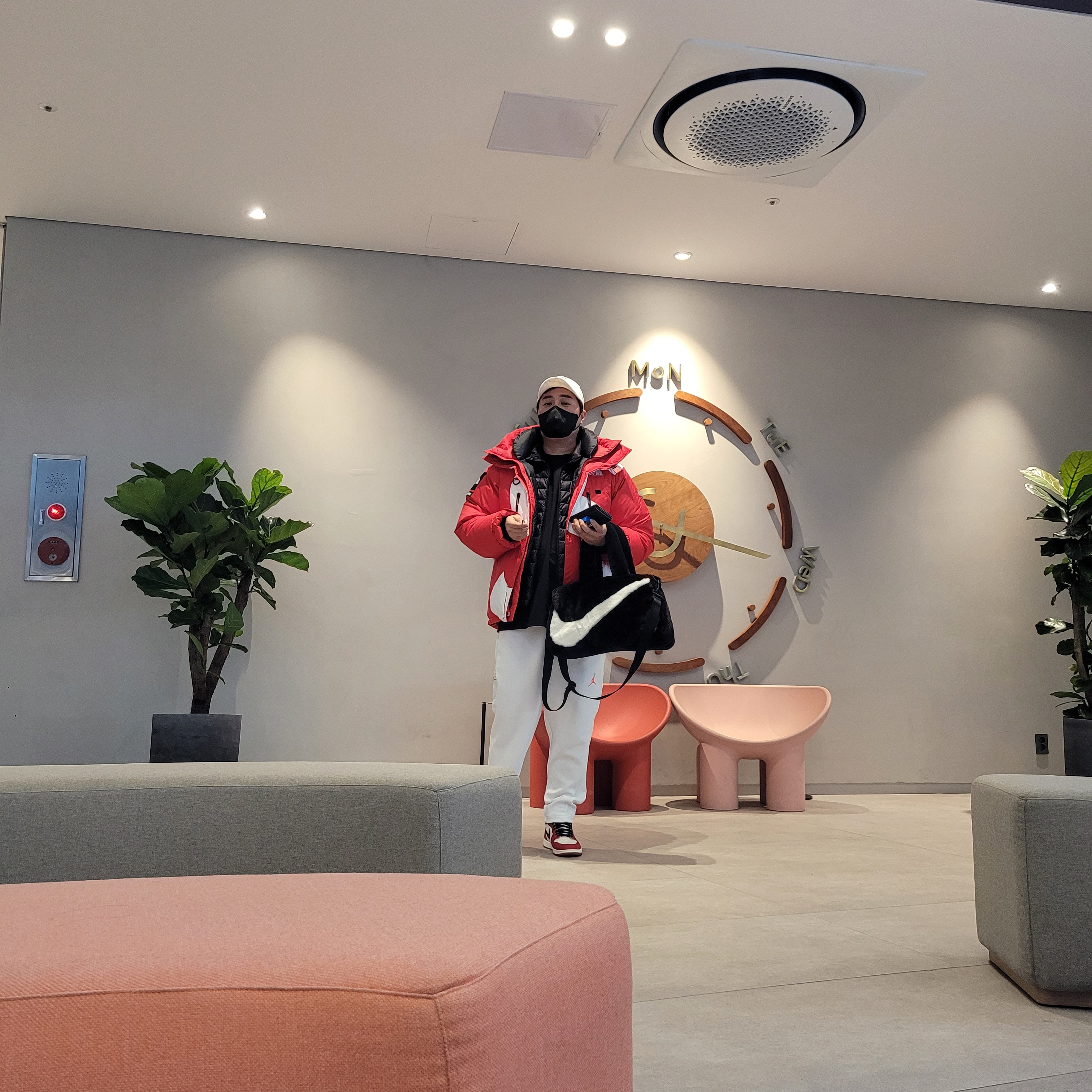 Supreme x The North Face S Logo Summit Series Himalayan Parka Red - 20FW, Jordan 1 Retro High OG Chicago 2022 착용 스타일 - 3