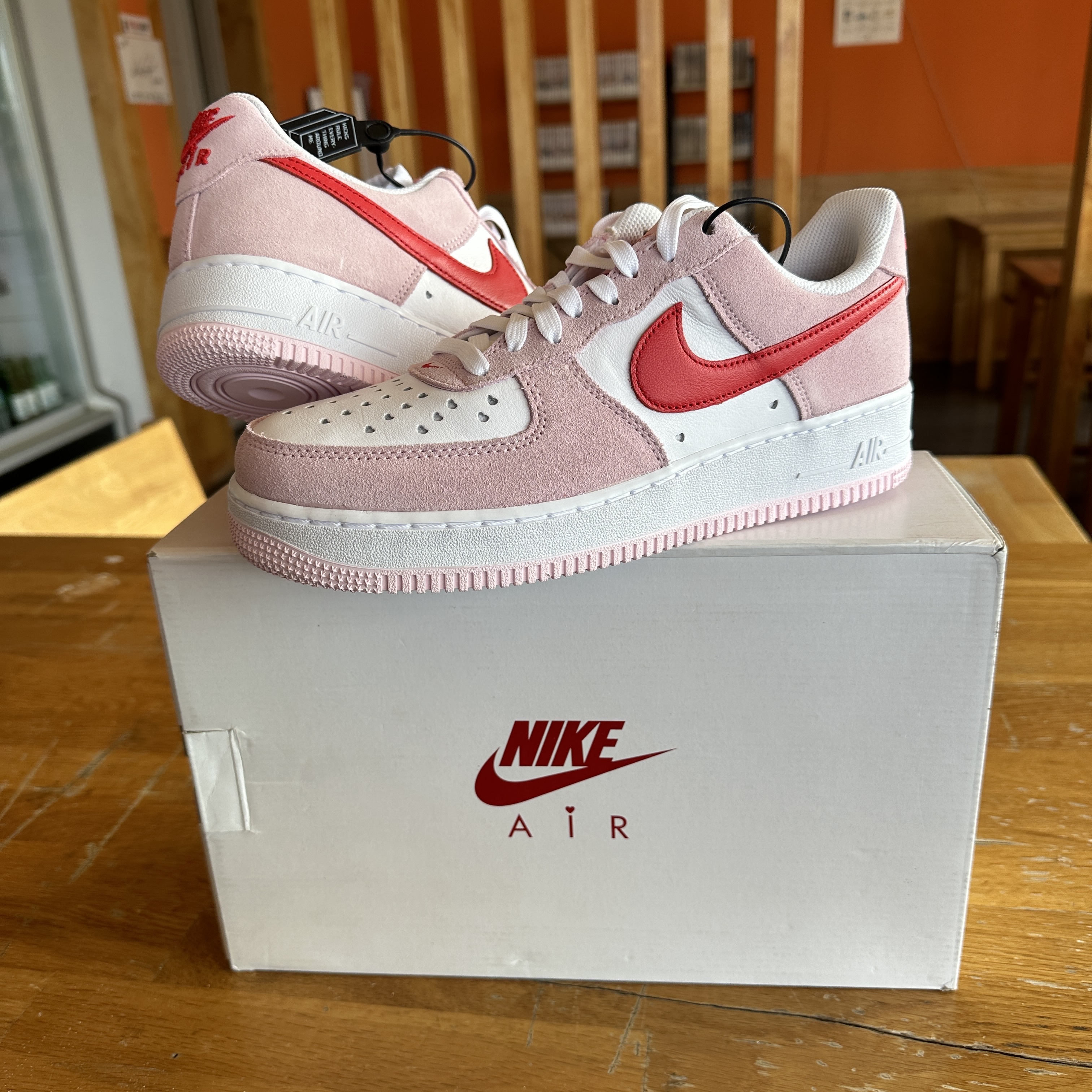 Nike Air Force 1 '07 QS Valentine's Day 착용 스타일 - 1