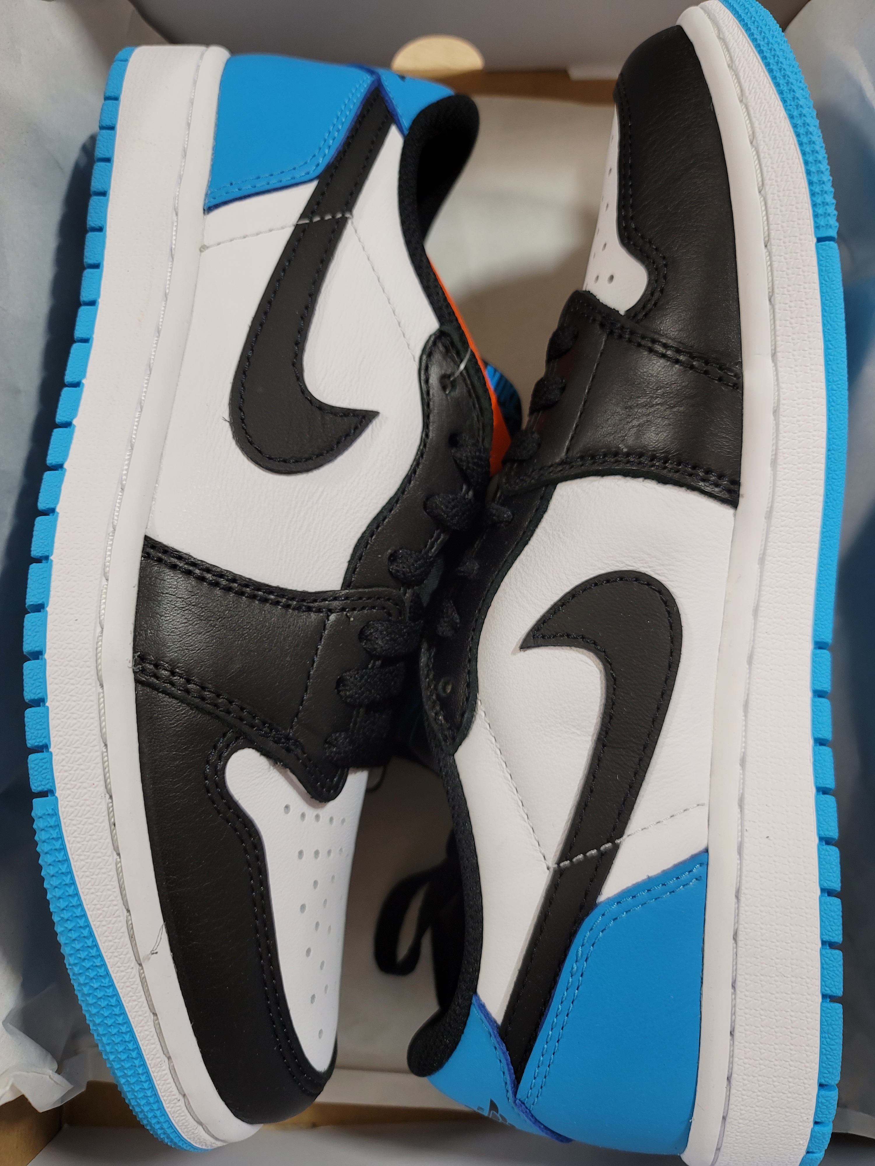 Jordan 1 Retro Low OG Black and Dark Powder Blue 착용 스타일