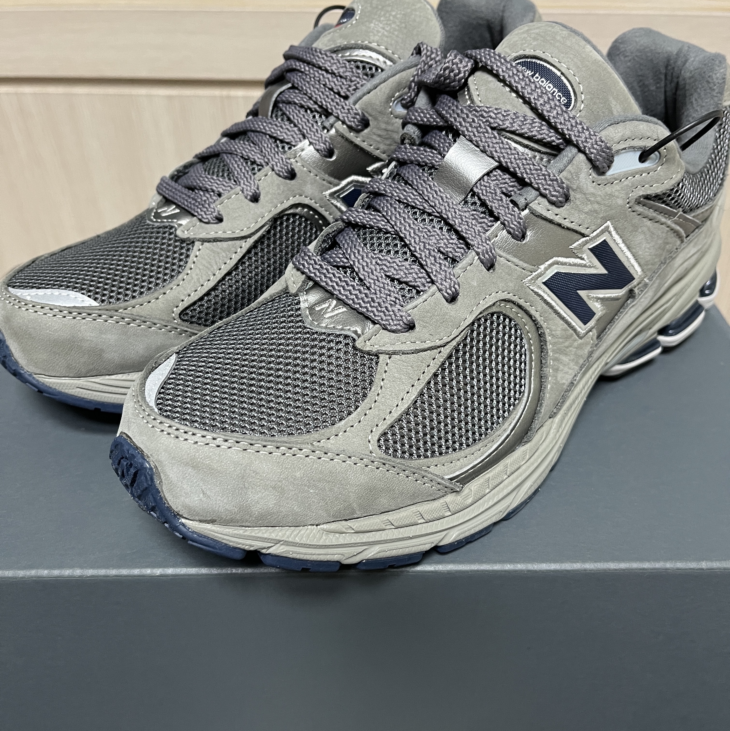 New Balance 2002R Gray 착용 스타일