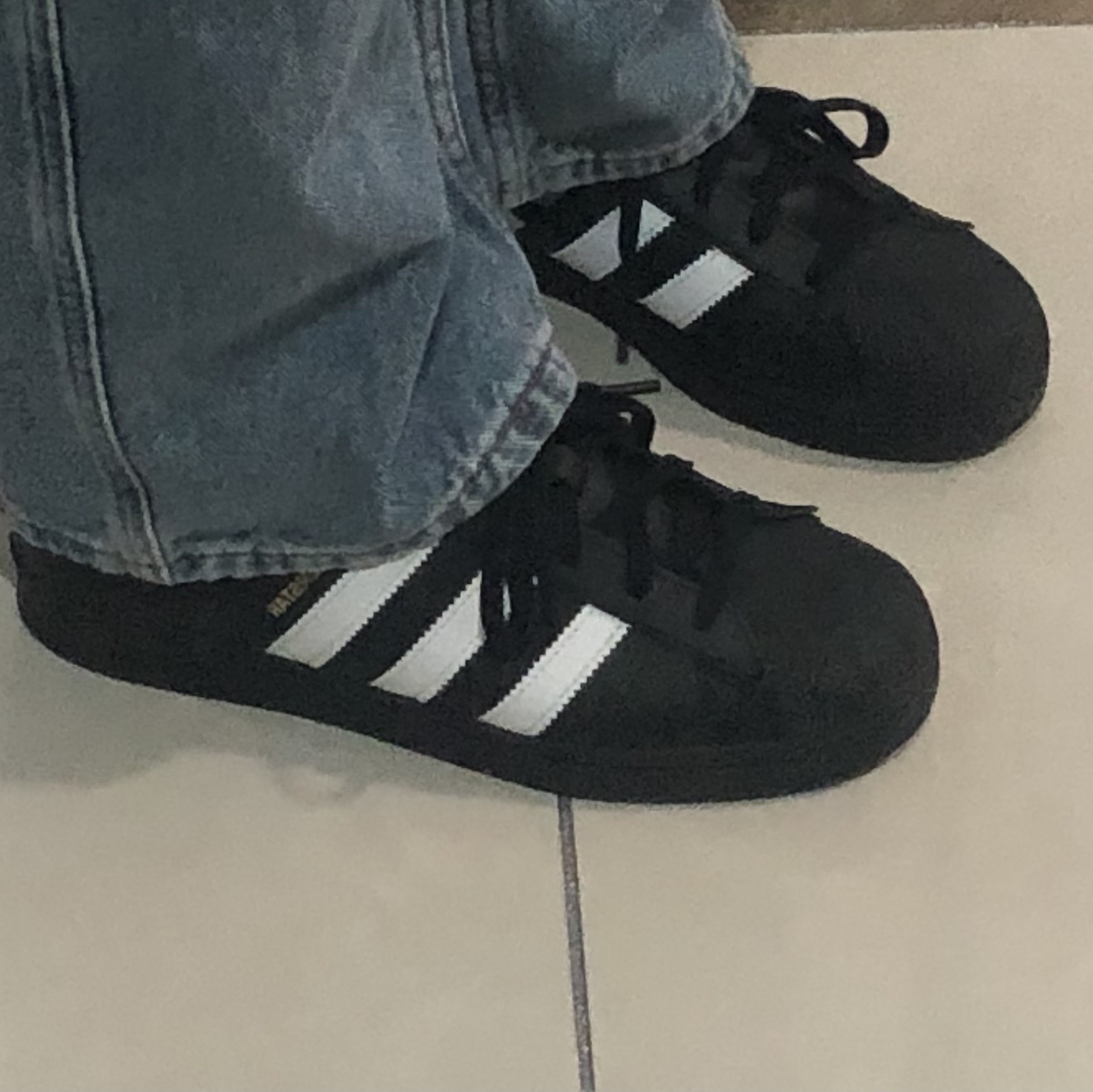 Adidas Superstar Core Black White 착용 스타일 - 1