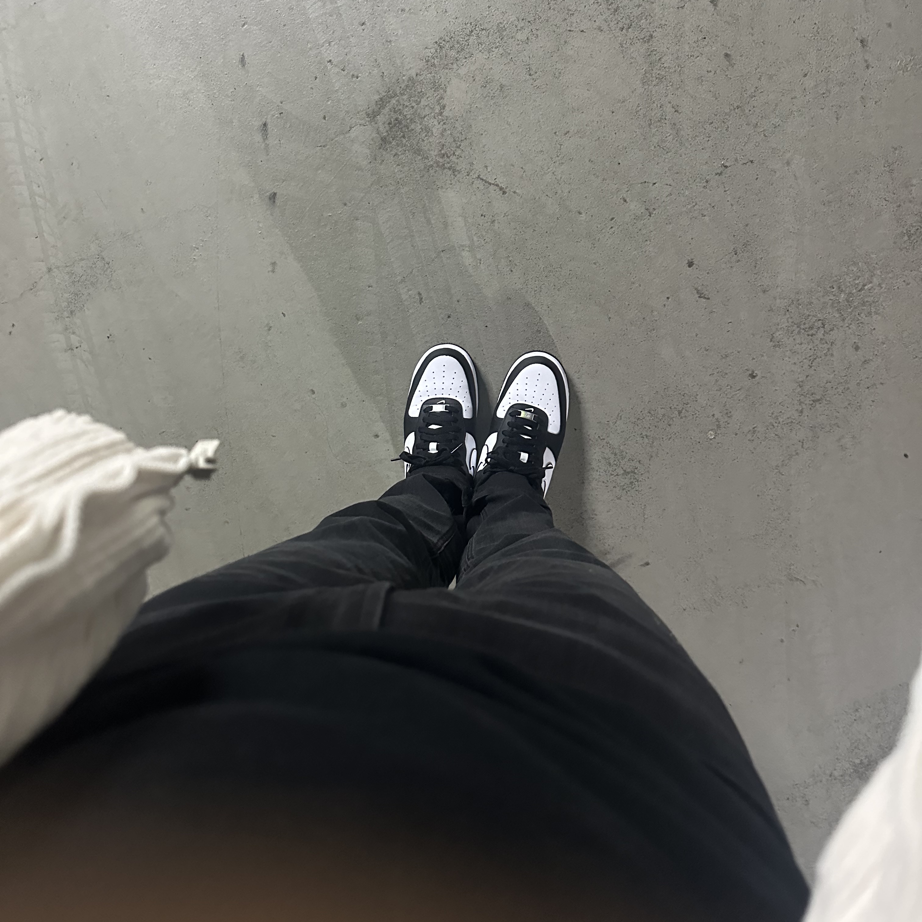 Nike Air Force 1 '07 Black White 착용 스타일 - 3