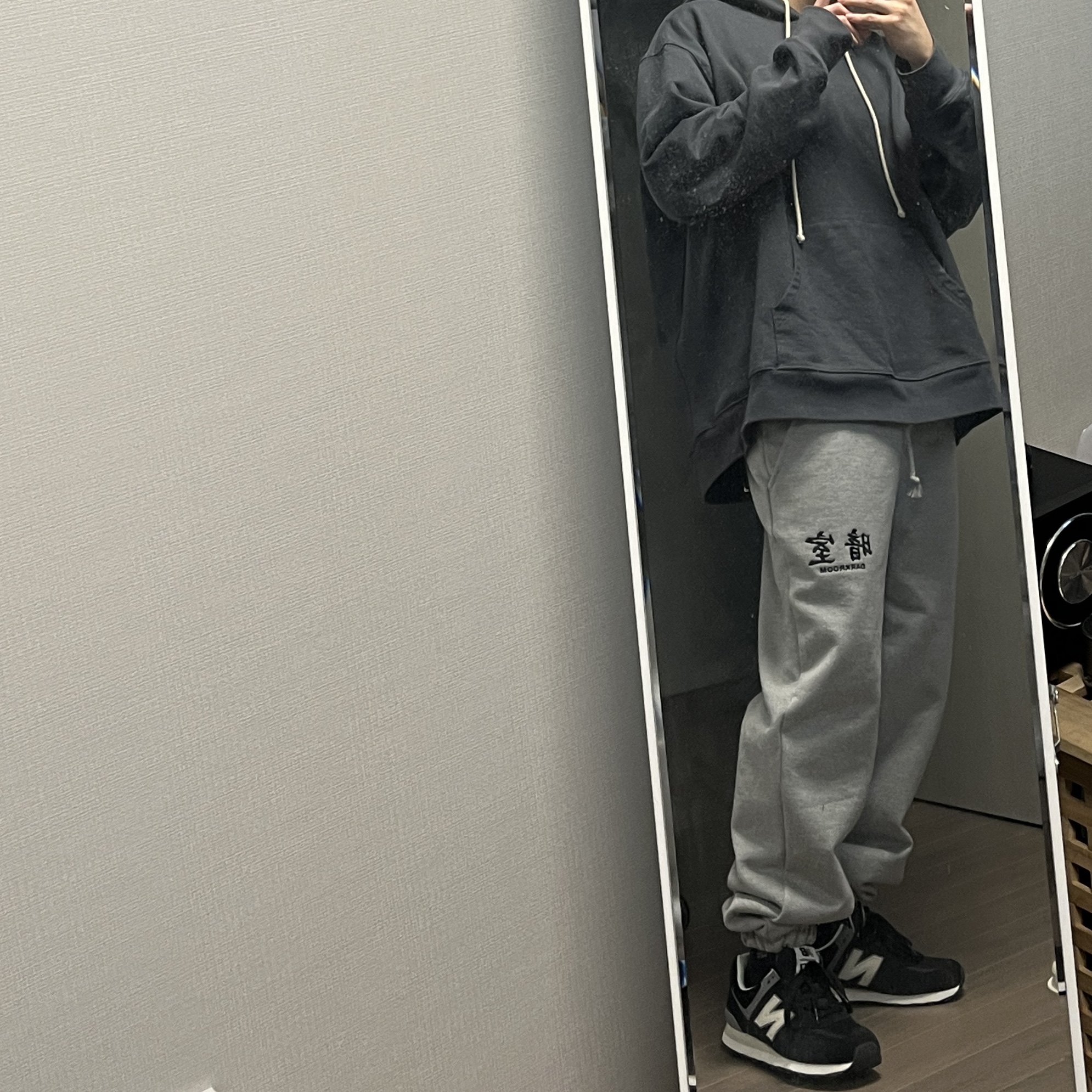 Darkr8m Studio Basic Logo Heavyweight Sweatpants Gray 착용 스타일