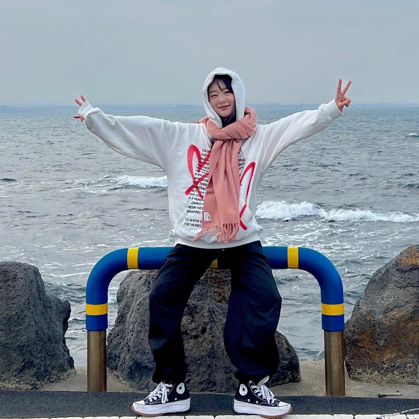 [KREAM 단독] The Museum Visitor Heart Sprayed Hoody White - 22PF 착용 스타일