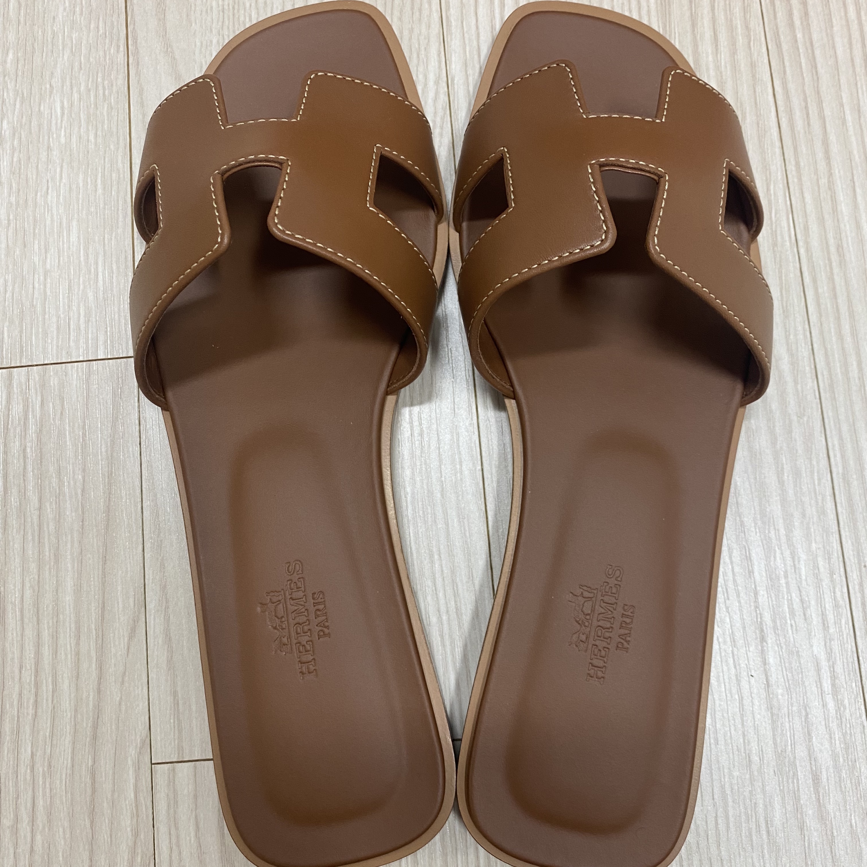 (W) Hermes Oran Sandal Calfskin & Gold Piqures Ecrues 착용 스타일 - 1
