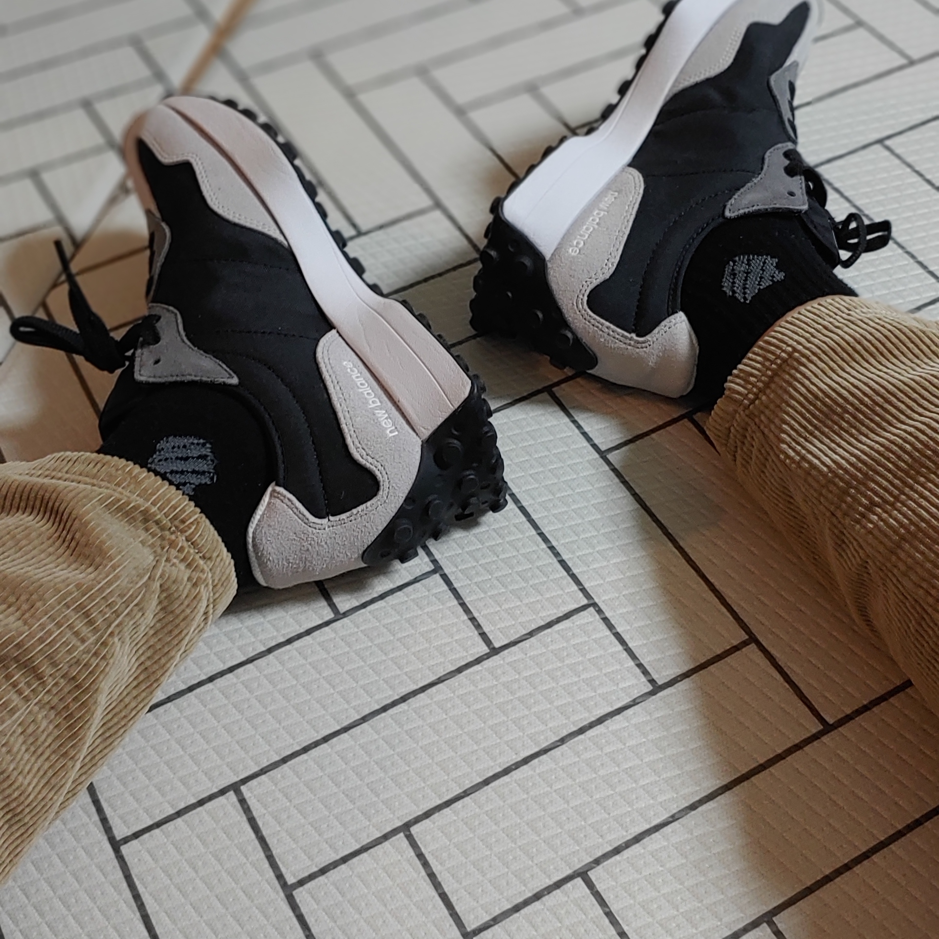 New Balance 327 Black Grey 착용 스타일 - 2