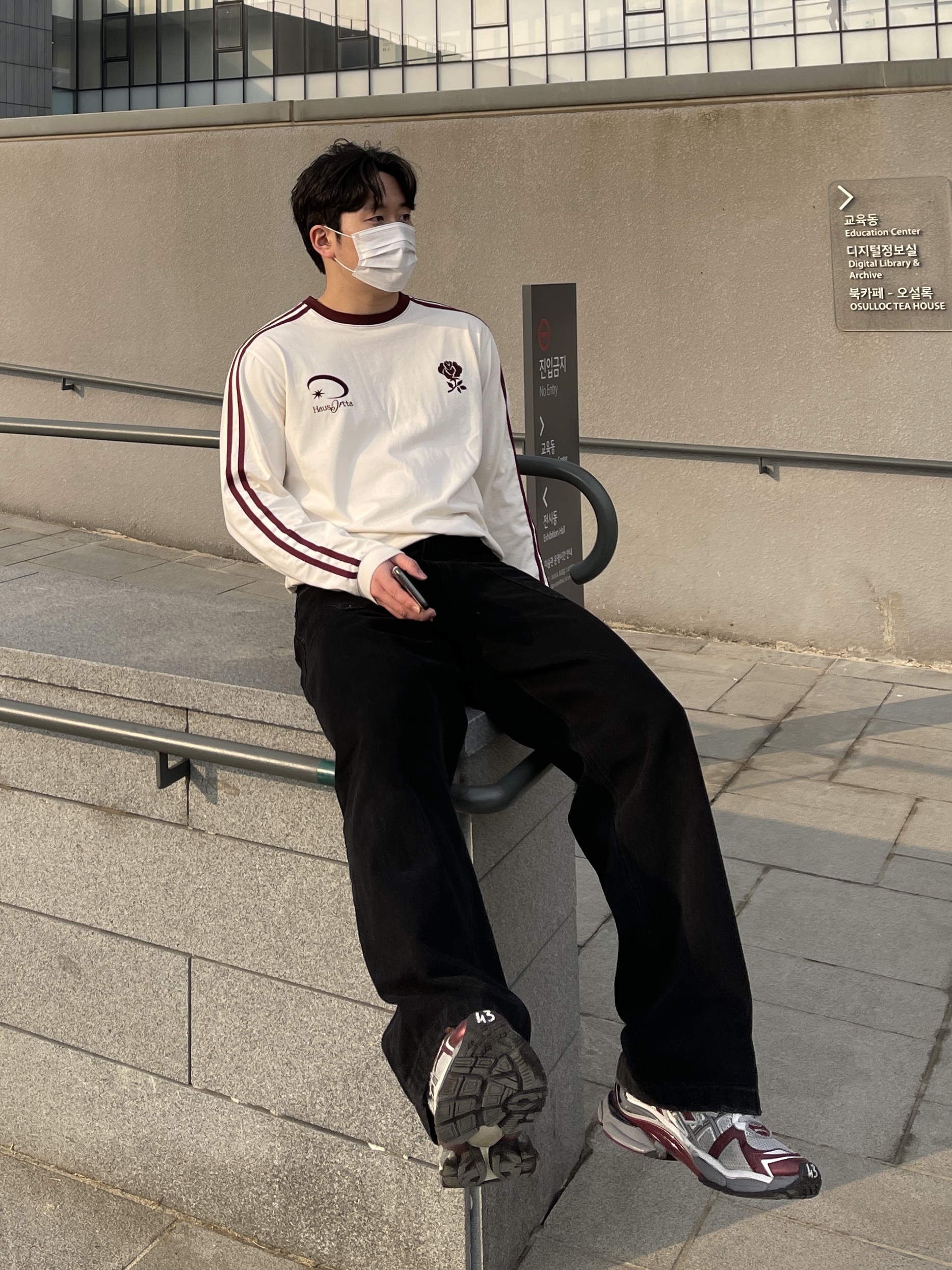 Balenciaga Runner Sneakers Grey Burgundy 착용 스타일 - 2