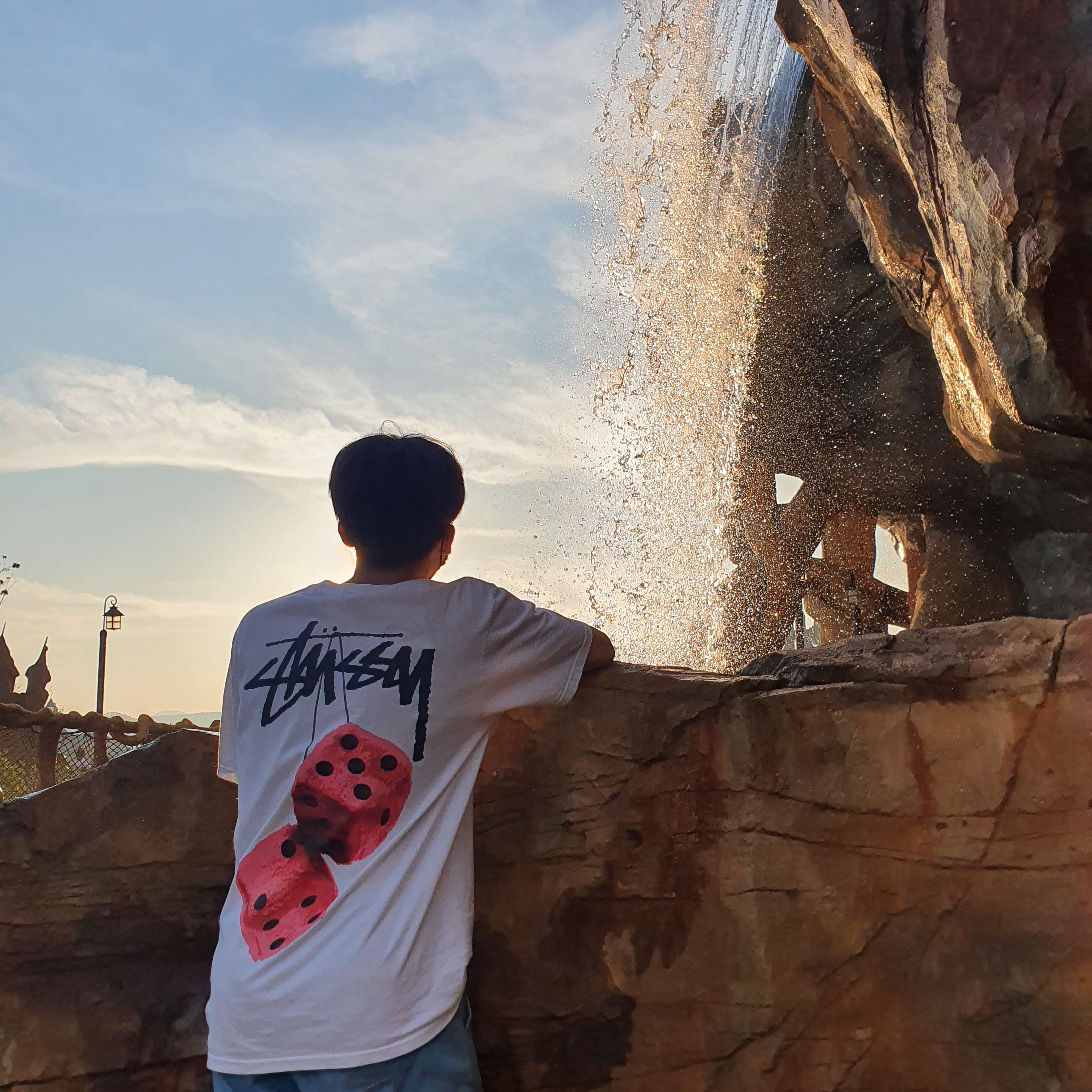 Stussy Fuzzy Dice T-Shirt White 착용 스타일