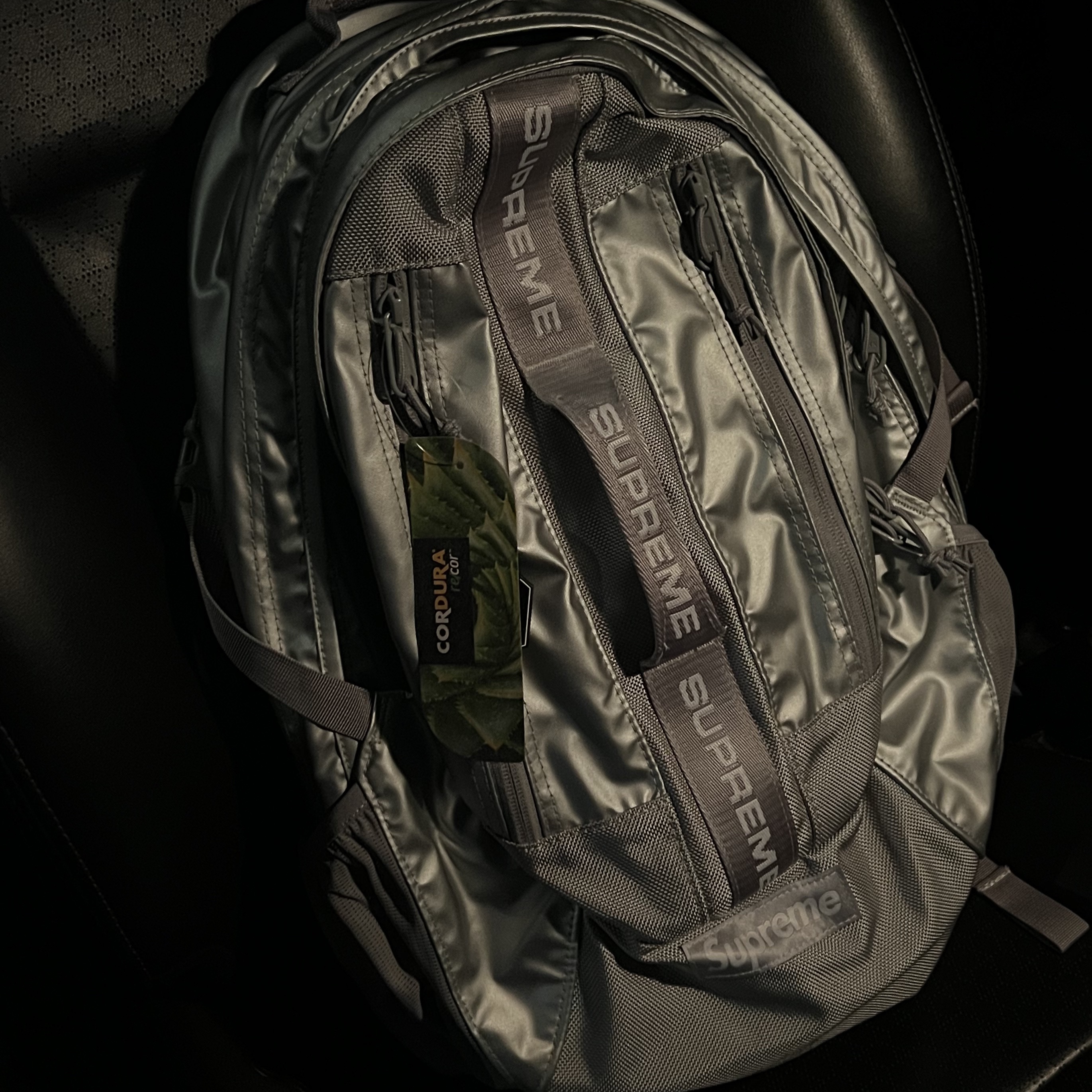 Supreme Backpack Silver - 22FW 착용 스타일