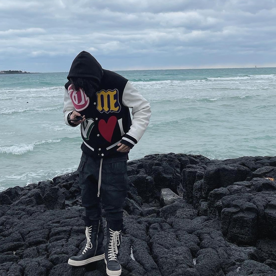 The Museum Visitor Love Varsity Jacket Black - 21FW 착용 스타일