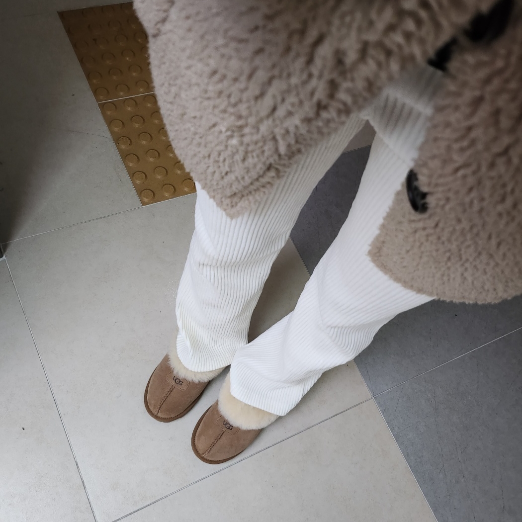 (W) UGG Coquette Slipper Chestnut 착용 스타일