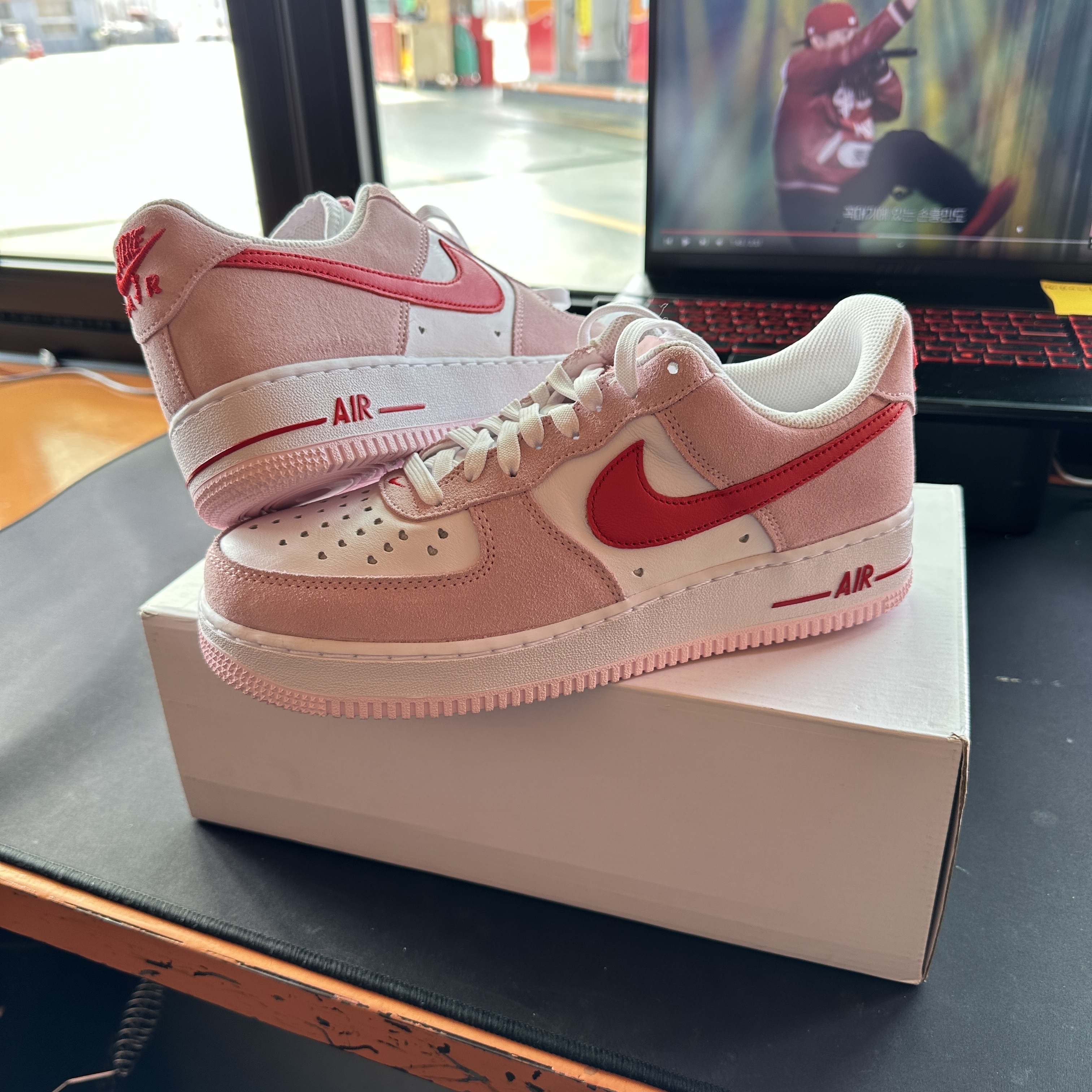 Nike Air Force 1 '07 QS Valentine's Day 착용 스타일 - 5