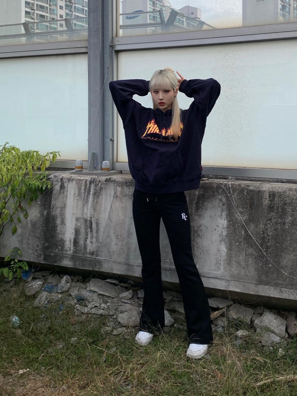 Thrasher Flame Hood Navy 착용 스타일 - 2
