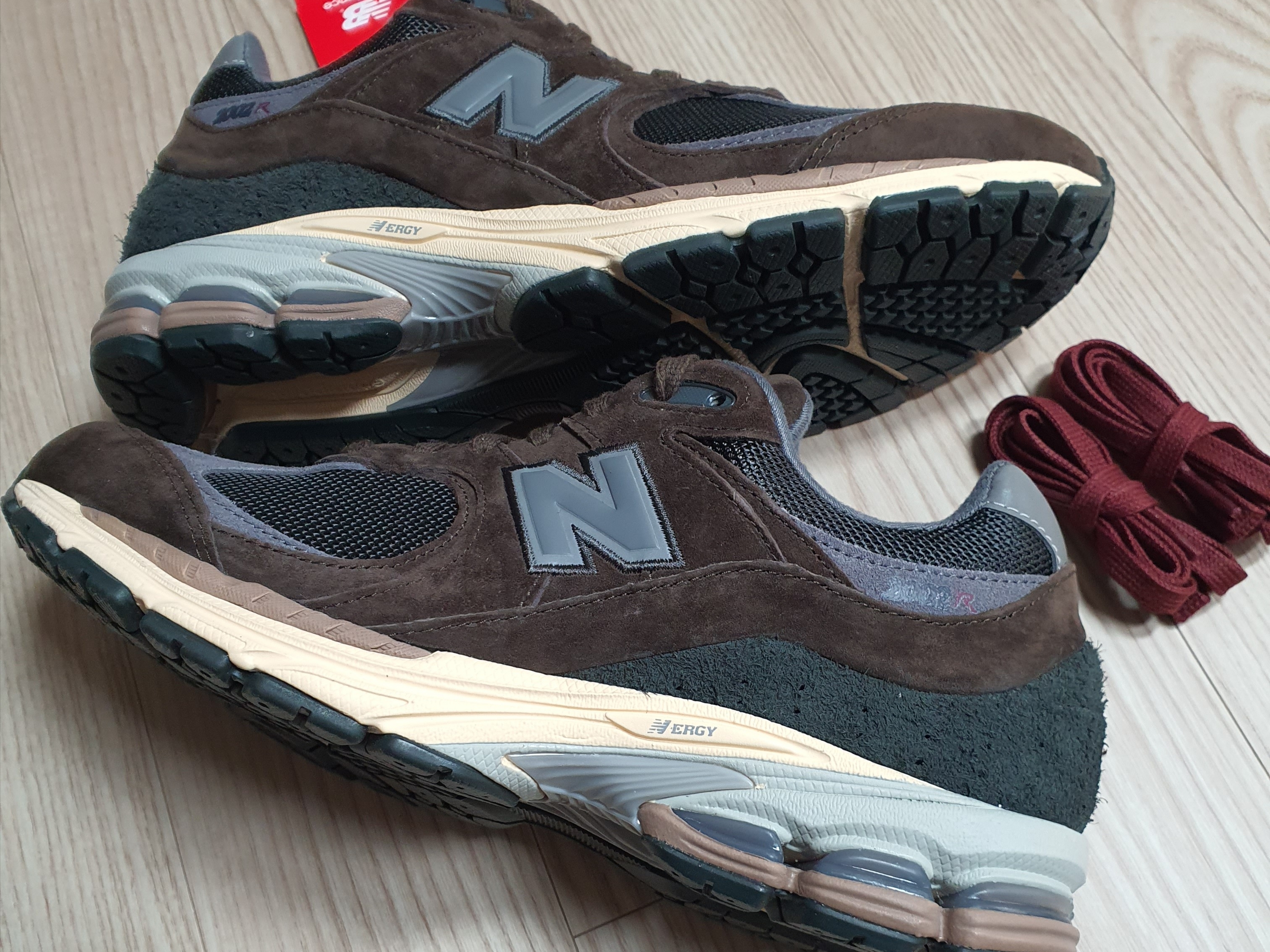 New Balance 2002R Rich Earth Blacktop 착용 스타일 - 1