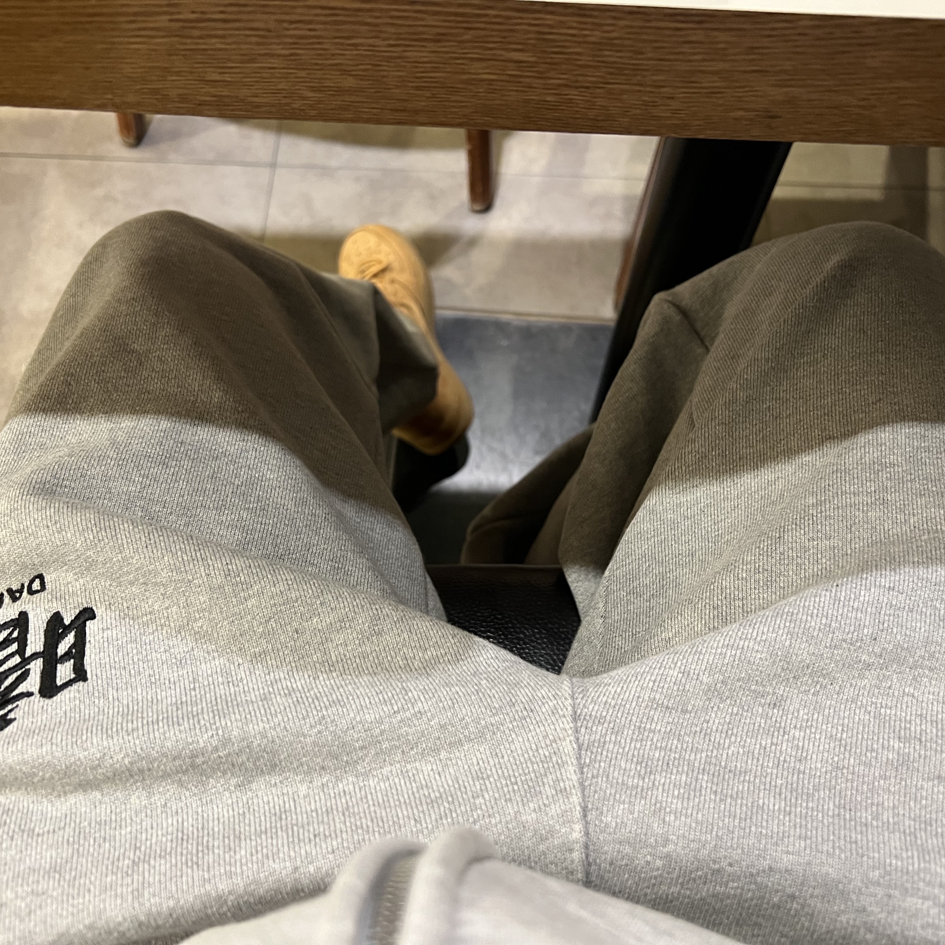 Darkr8m Studio Basic Logo Heavyweight Sweatpants Gray, Nike x Supreme Air Force 1 Low Flax 착용 스타일