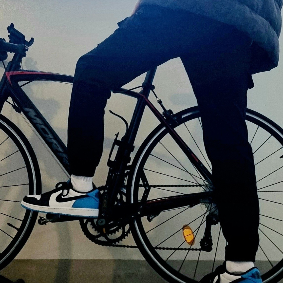Jordan 1 Retro Low OG Black and Dark Powder Blue 착용 스타일 - 1