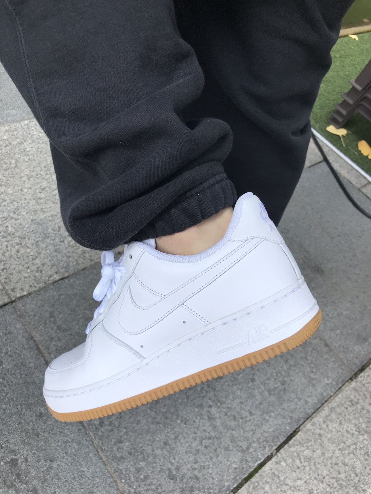 Nike Air Force 1 '07 White Gum Light Brown 착용 스타일