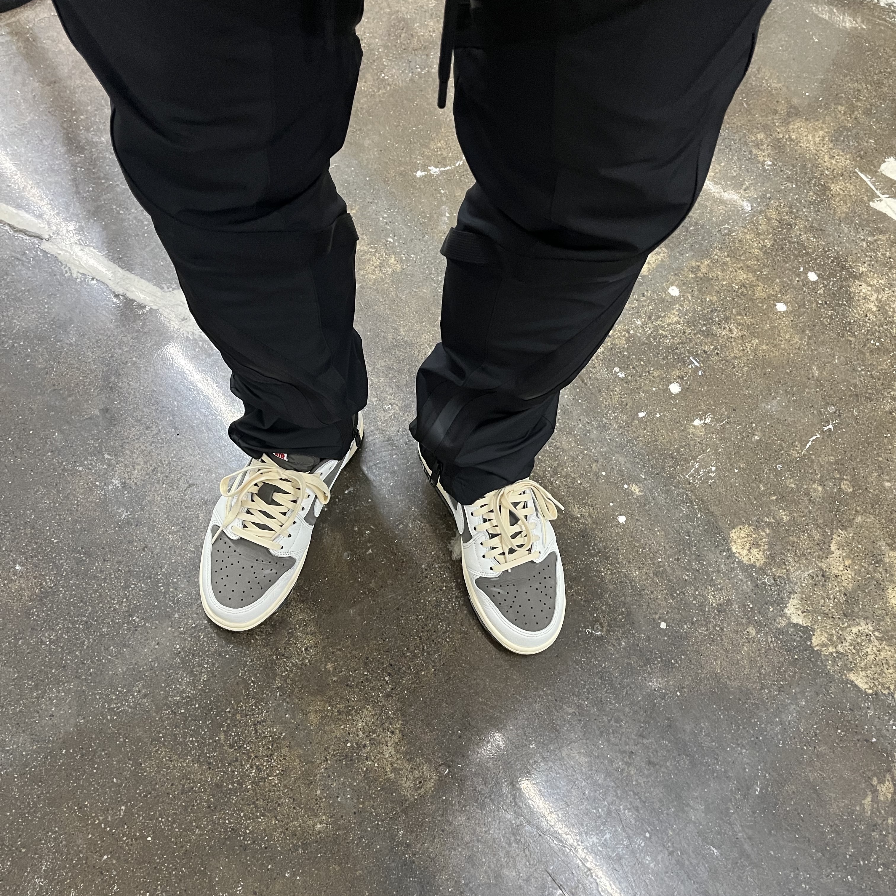 Jordan 1 x Travis Scott Retro Low OG SP Sail and Ridgerock 착용 스타일