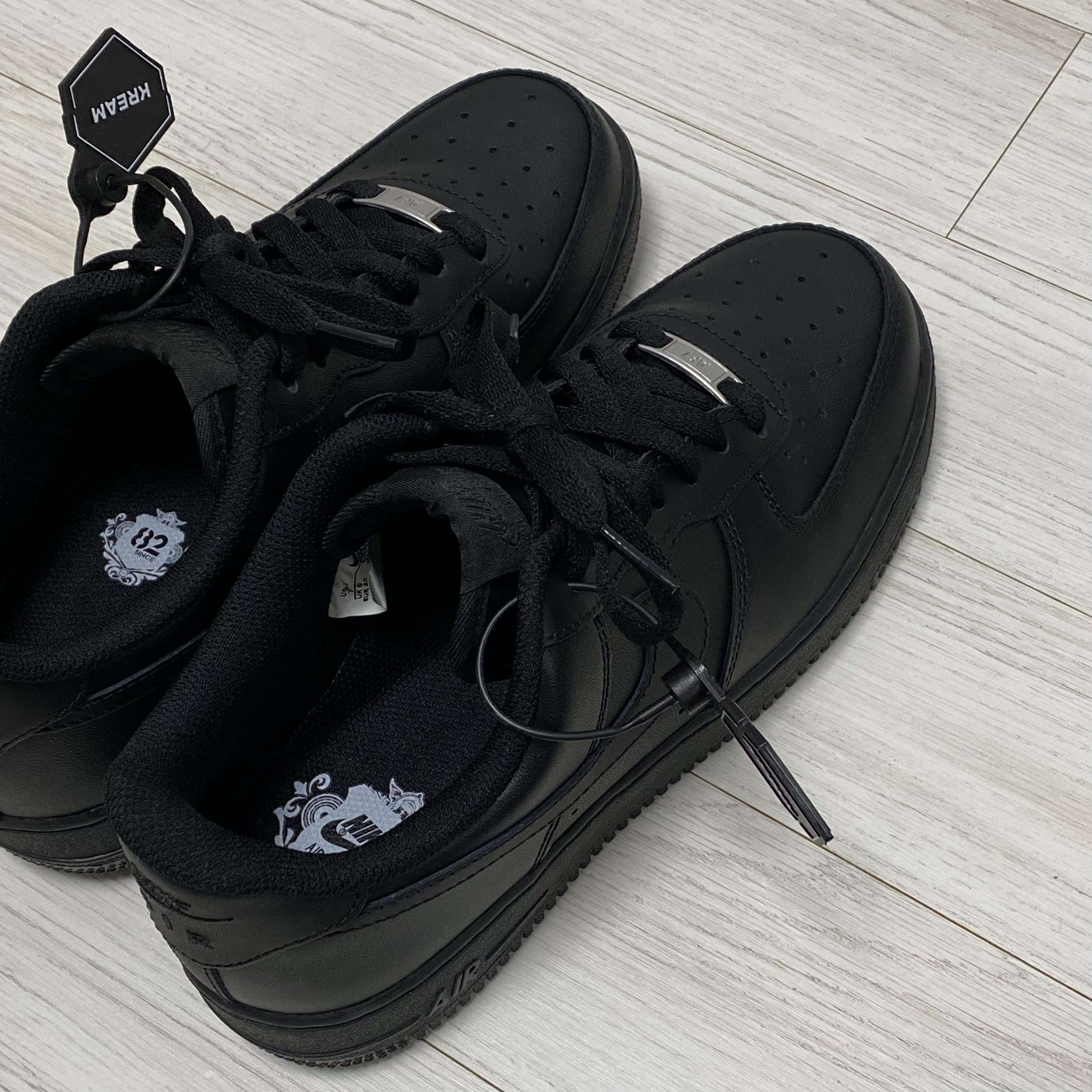 Nike Air Force 1 '07 Low Triple Black 착용 스타일 - 2