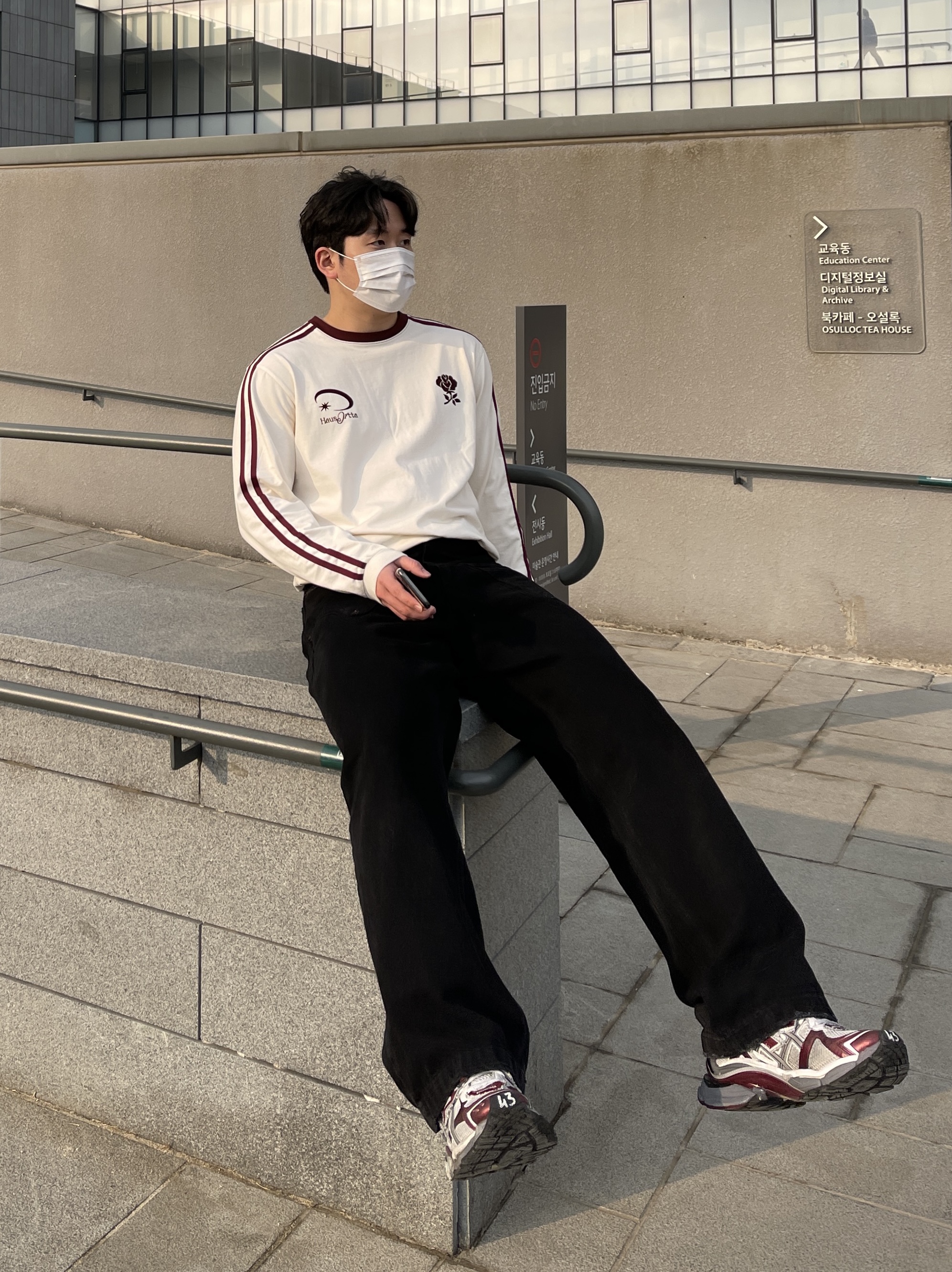 Balenciaga Runner Sneakers Grey Burgundy 착용 스타일 - 3